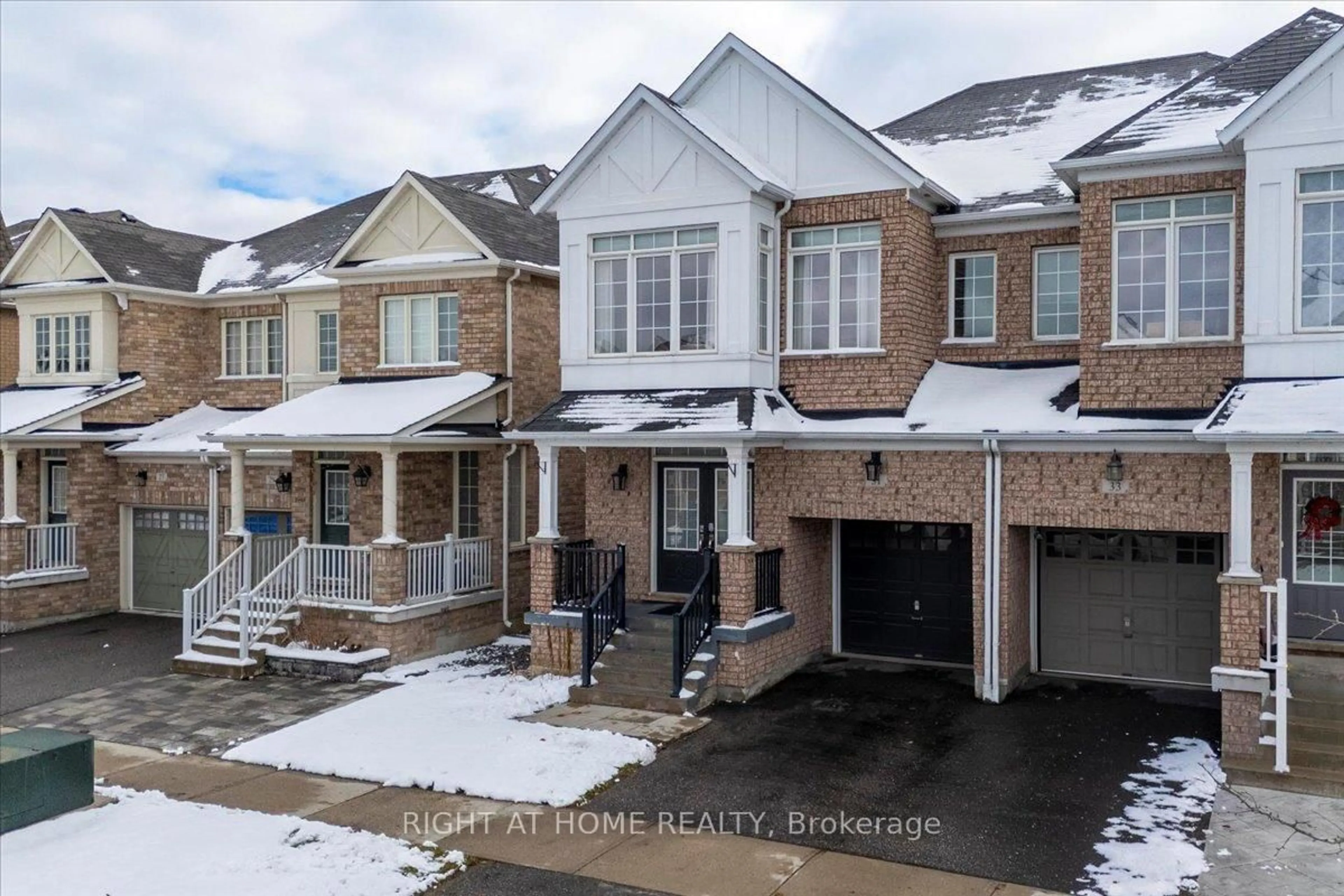 A pic from outside/outdoor area/front of a property/back of a property/a pic from drone, street for 31 Brown Lane, Whitchurch-Stouffville Ontario L4A 0V1