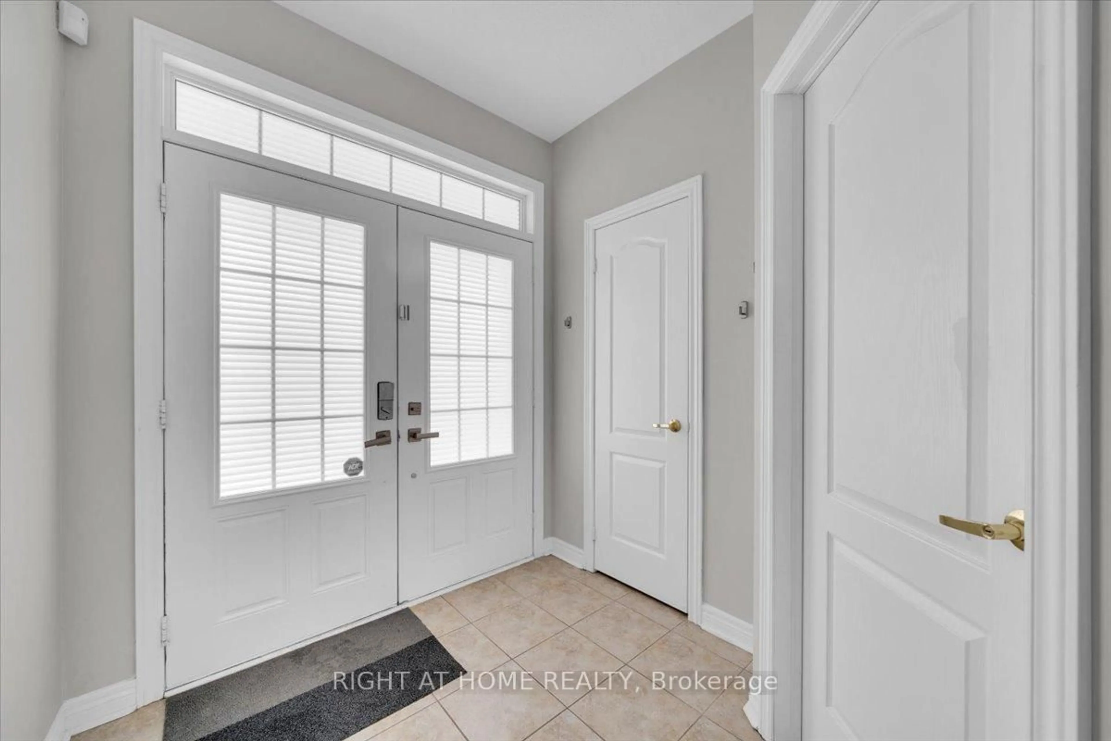 Indoor entryway for 31 Brown Lane, Whitchurch-Stouffville Ontario L4A 0V1