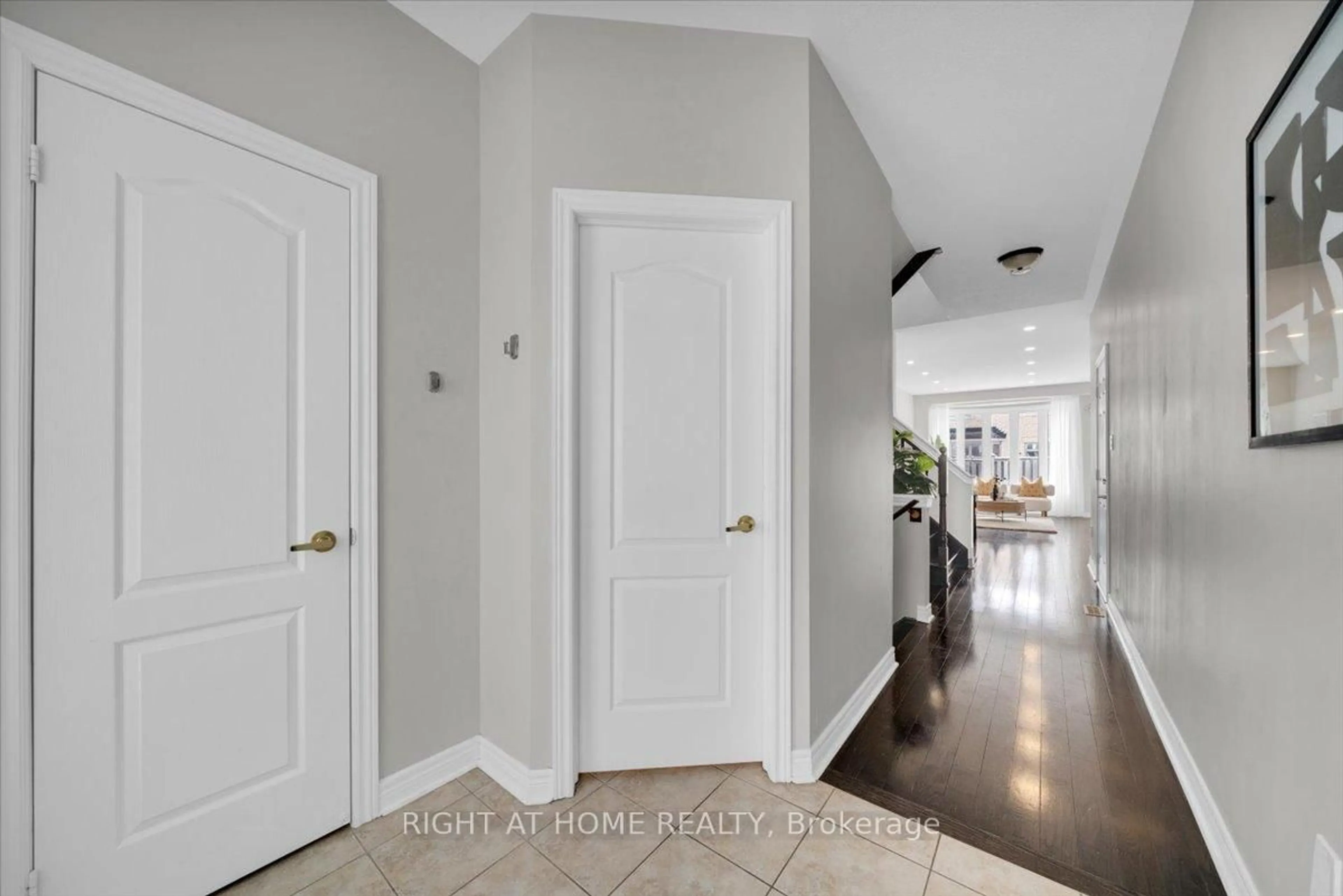 Indoor entryway for 31 Brown Lane, Whitchurch-Stouffville Ontario L4A 0V1