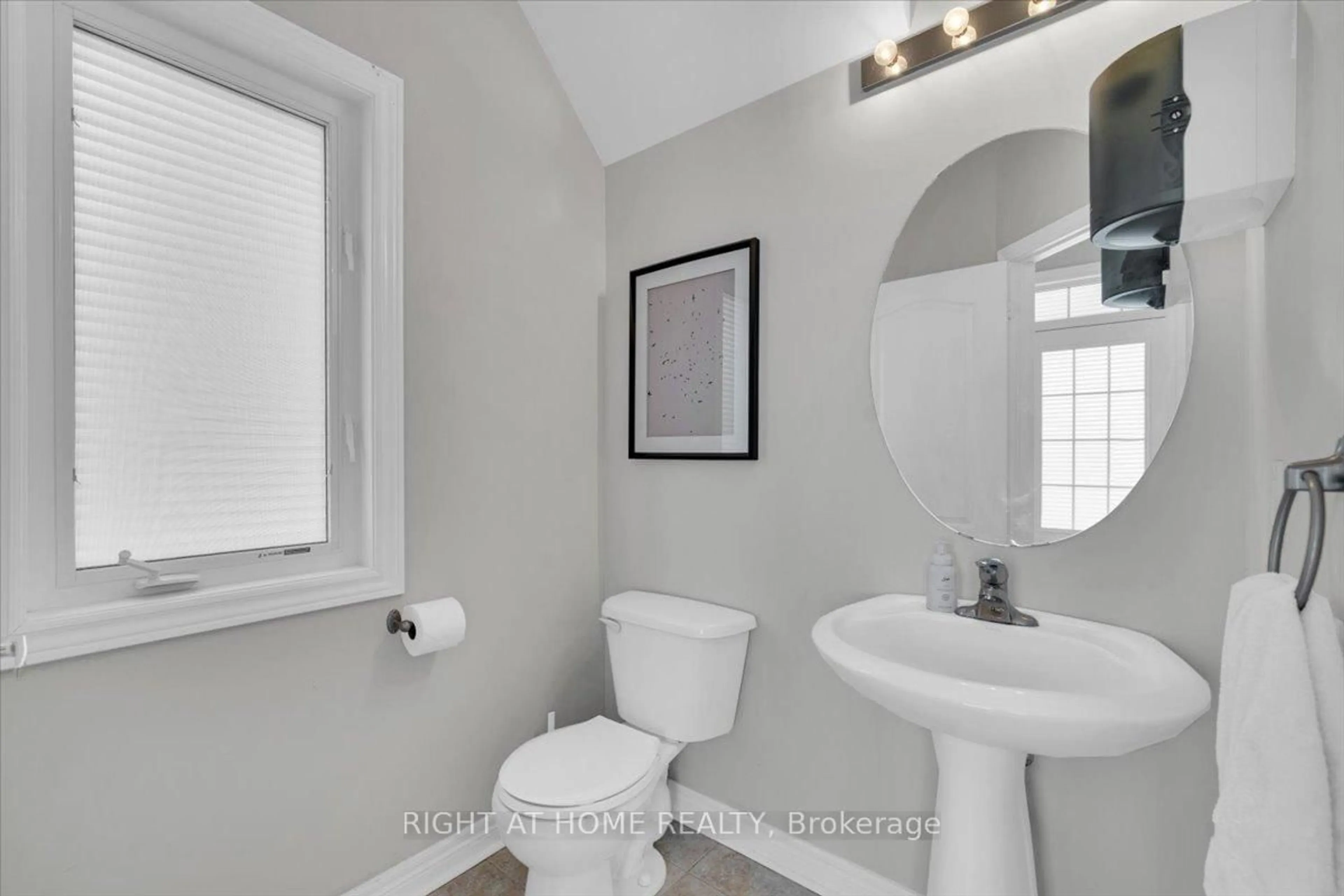 Standard bathroom, ceramic/tile floor for 31 Brown Lane, Whitchurch-Stouffville Ontario L4A 0V1