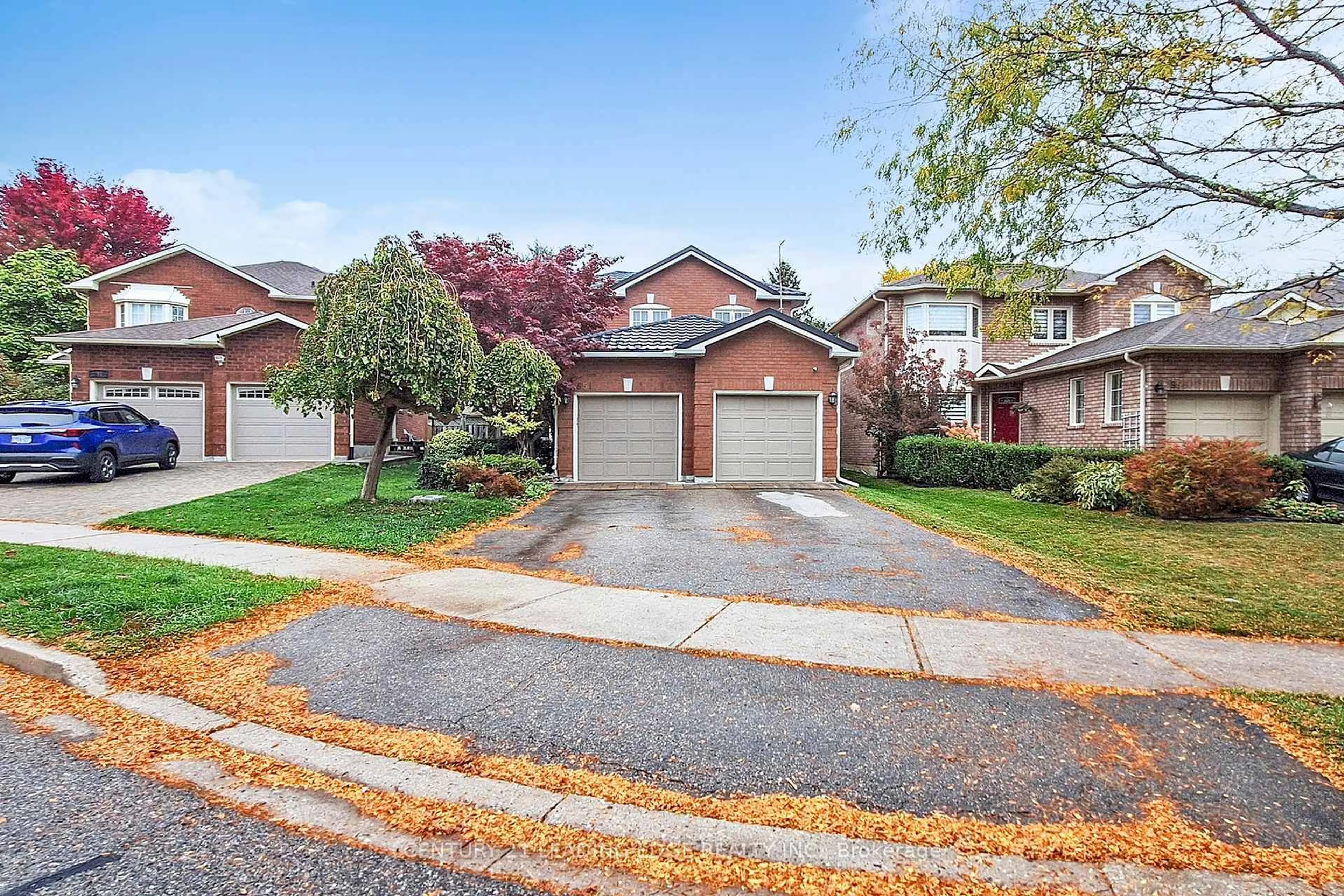 Home with brick exterior material, street for 851 Hilton Blvd, Newmarket Ontario L3X 2H7
