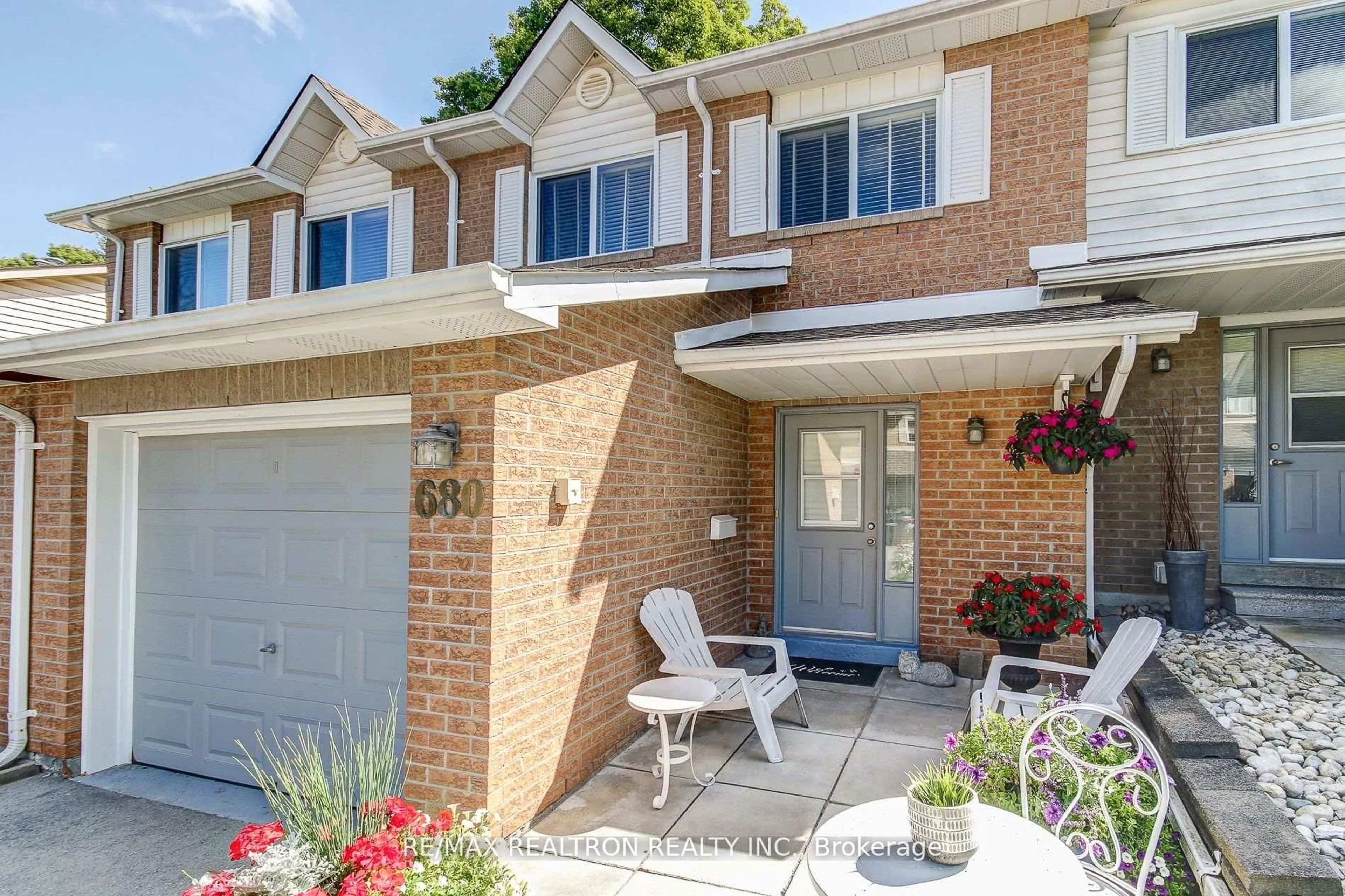 Home with brick exterior material, street for 680 Gibney Cres, Newmarket Ontario L3X 1Y1