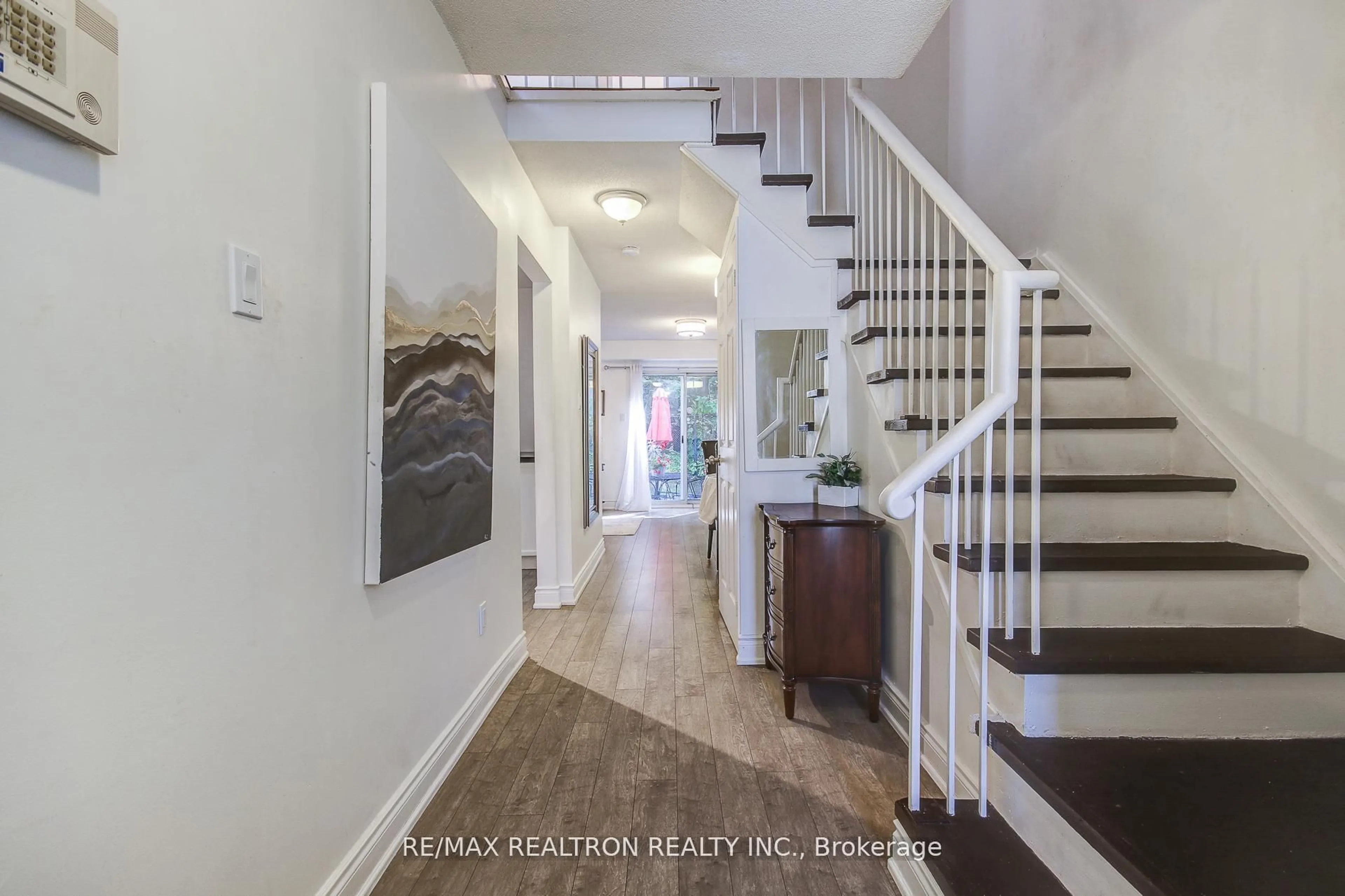 Indoor entryway for 680 Gibney Cres, Newmarket Ontario L3X 1Y1