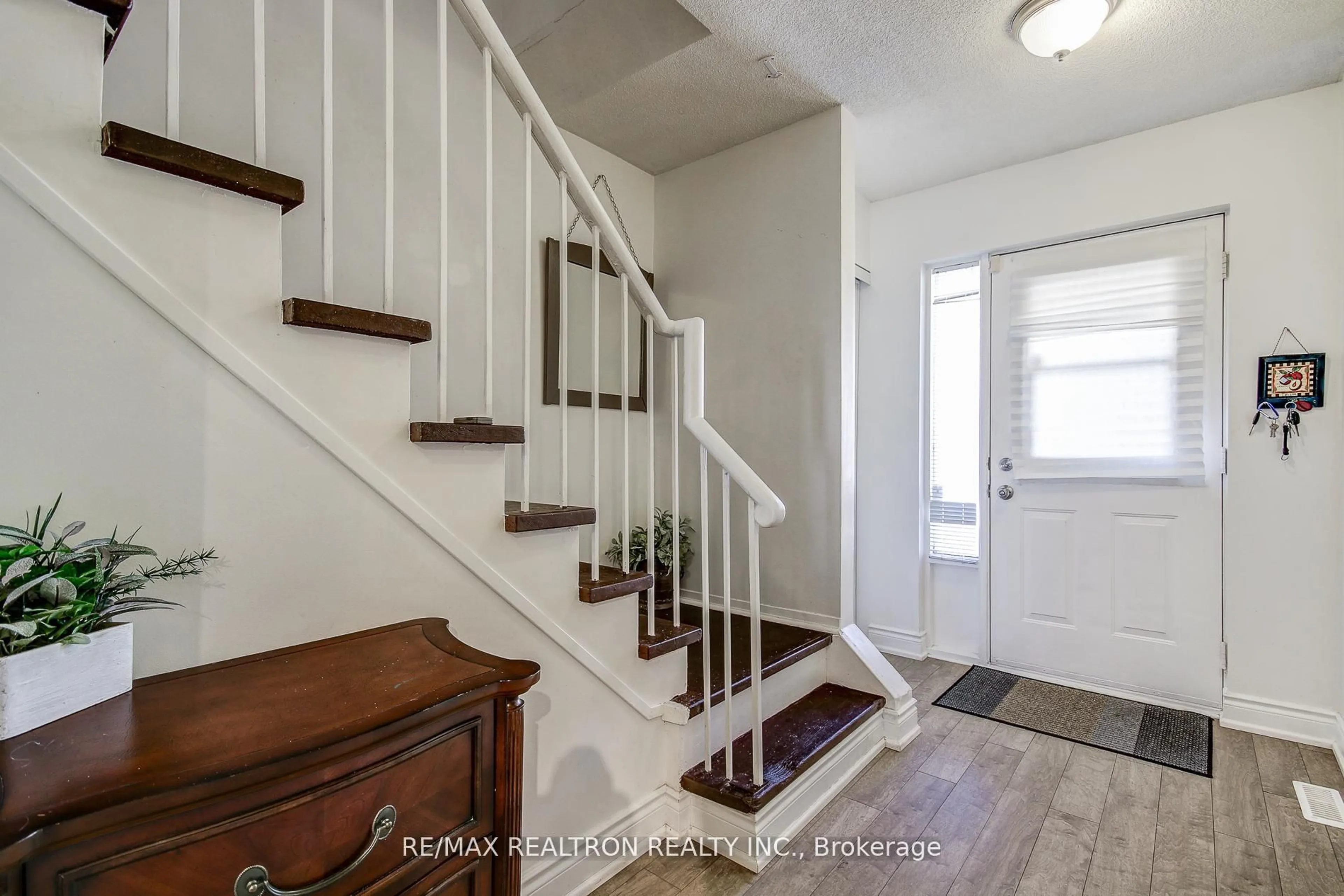 Indoor entryway for 680 Gibney Cres, Newmarket Ontario L3X 1Y1