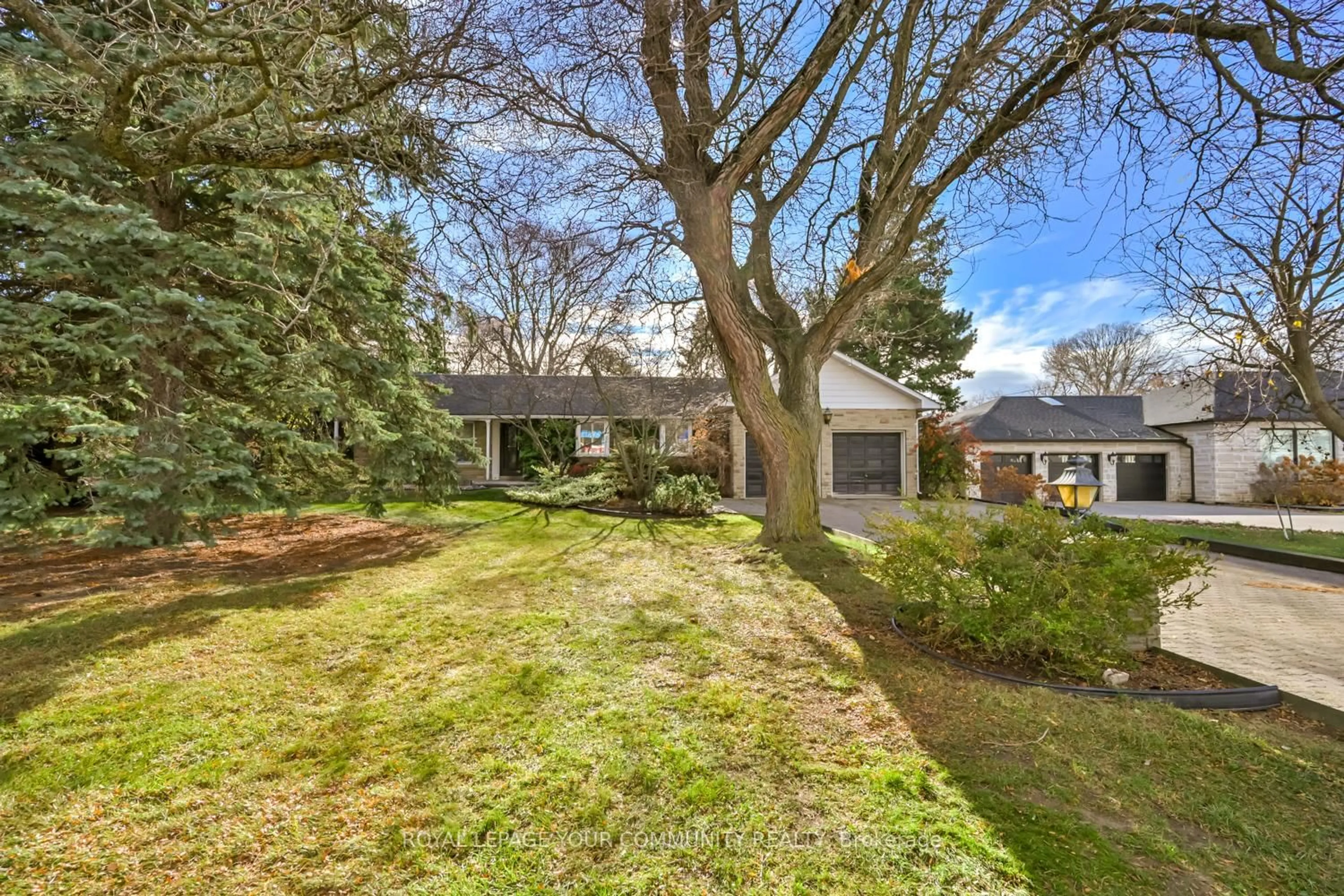 Patio, street for 23 Denham Dr, Richmond Hill Ontario L4C 6H6