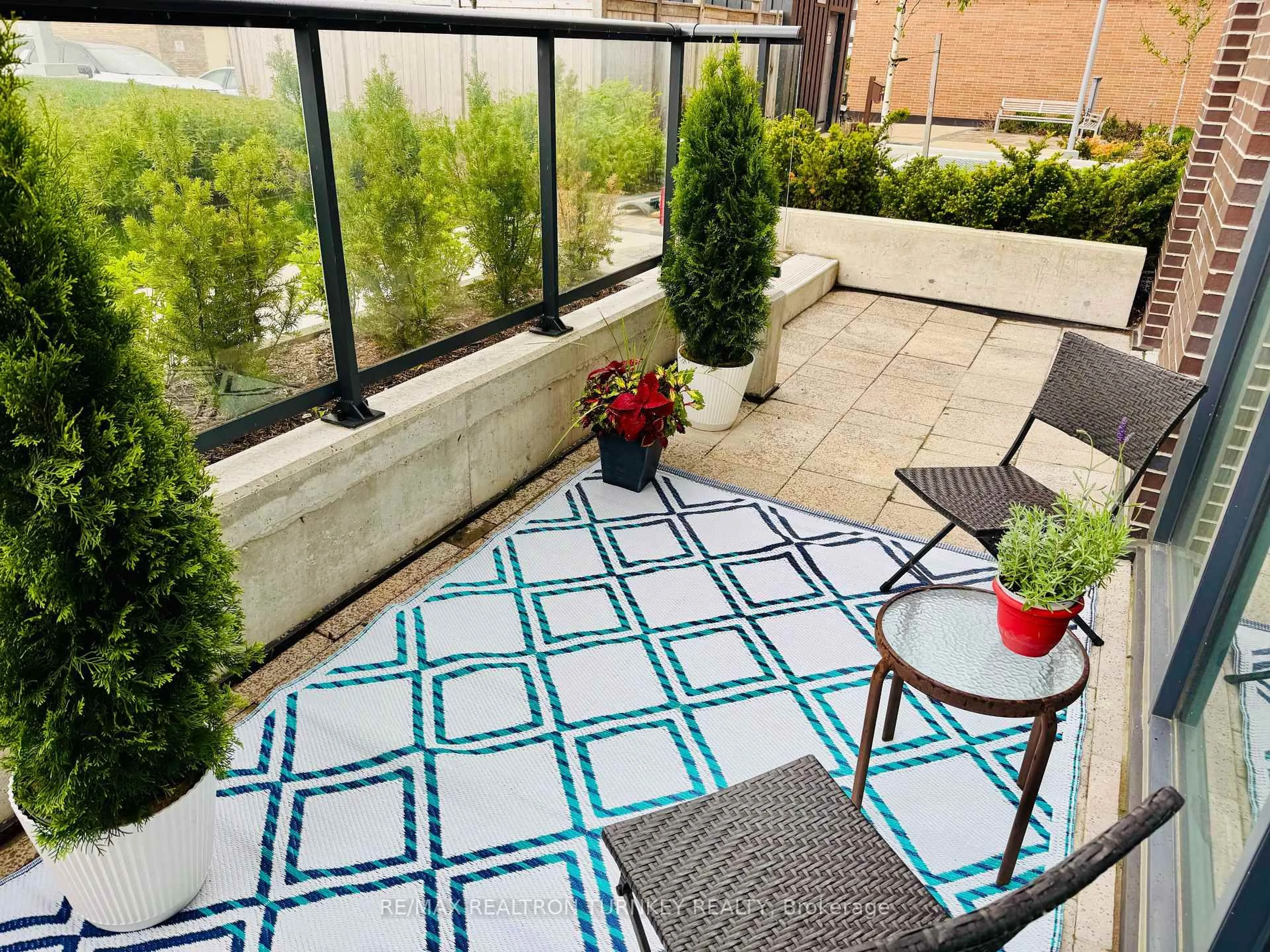 Patio, street for 185 Deerfield Rd #018, Newmarket Ontario L3Y 0G7