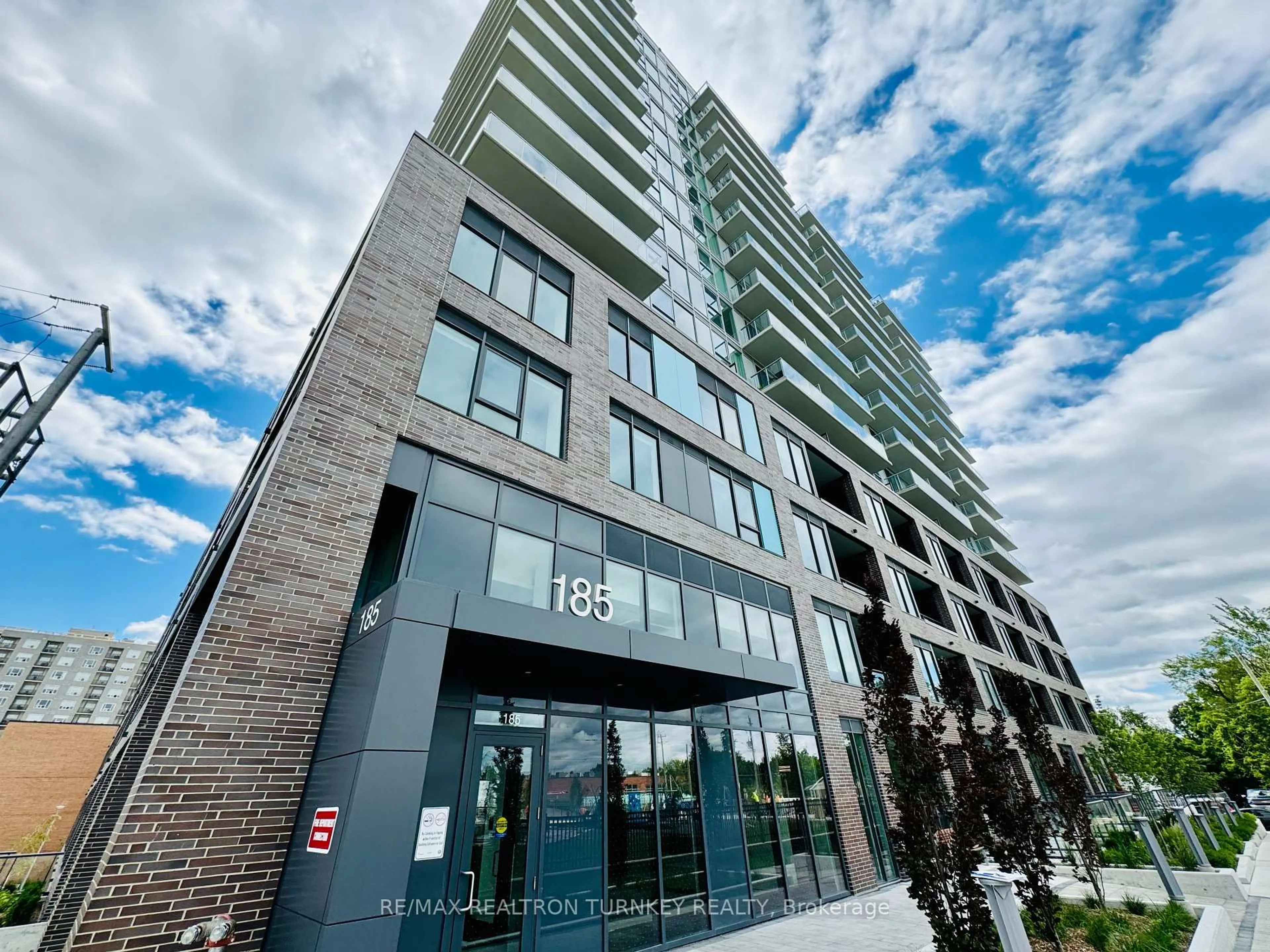 Indoor foyer for 185 Deerfield Rd #018, Newmarket Ontario L3Y 0G7