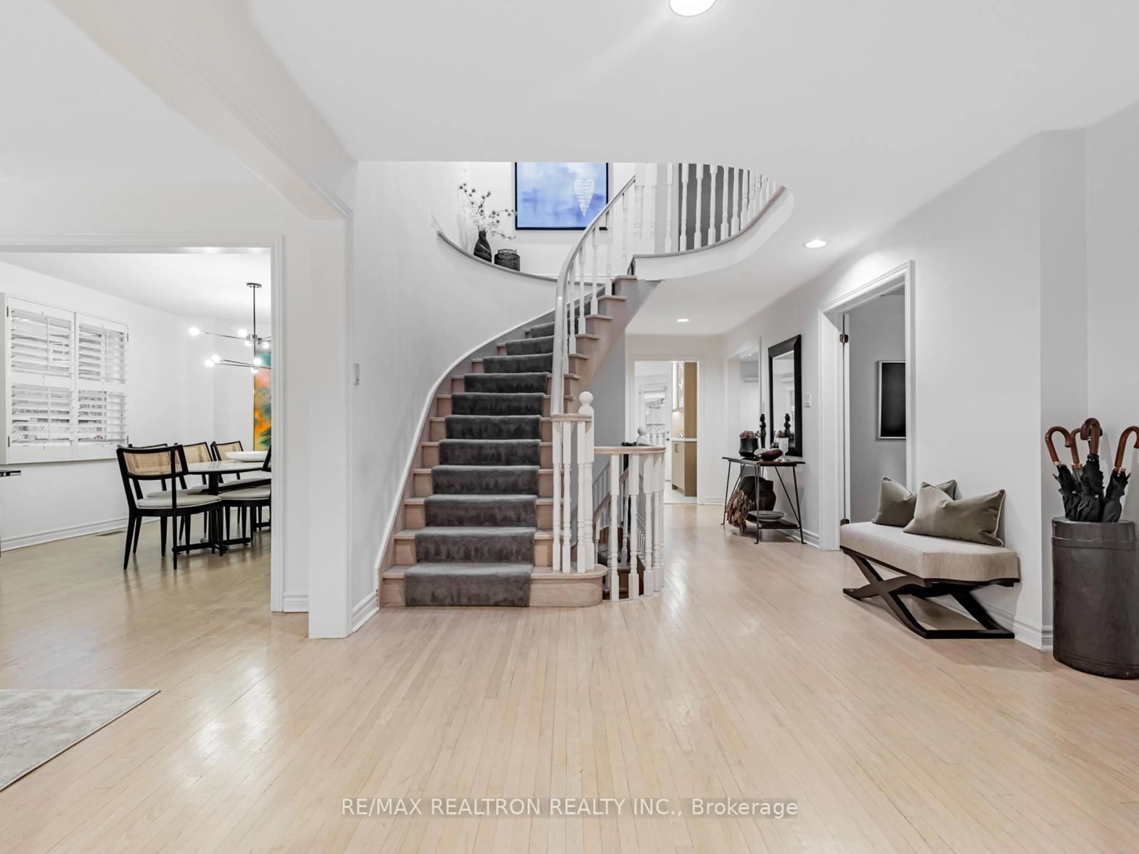 Indoor foyer for 151 Newport Sq, Vaughan Ontario L4J 7N6