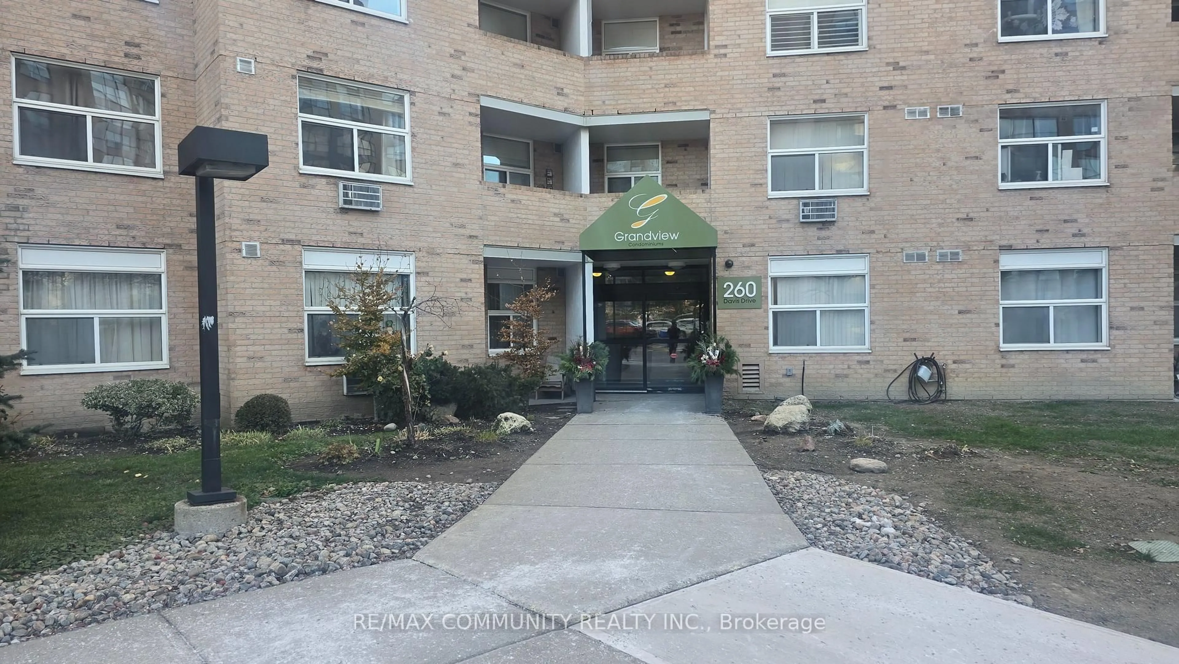 Indoor foyer for 260 Davis Dr #907, Newmarket Ontario L3Y 7C3