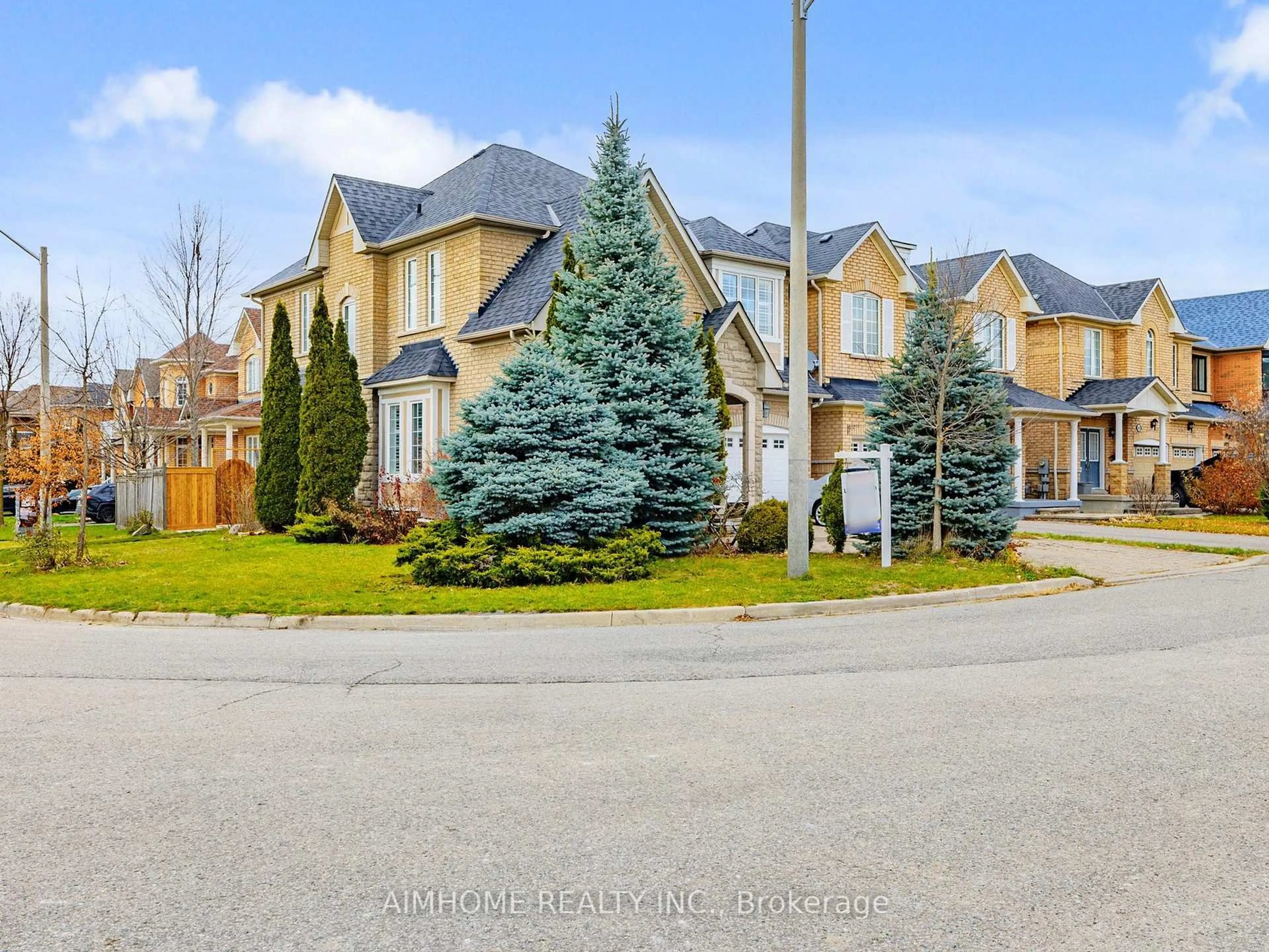 A pic from outside/outdoor area/front of a property/back of a property/a pic from drone, street for 68 Wheelwright Dr, Richmond Hill Ontario L4E 5A1