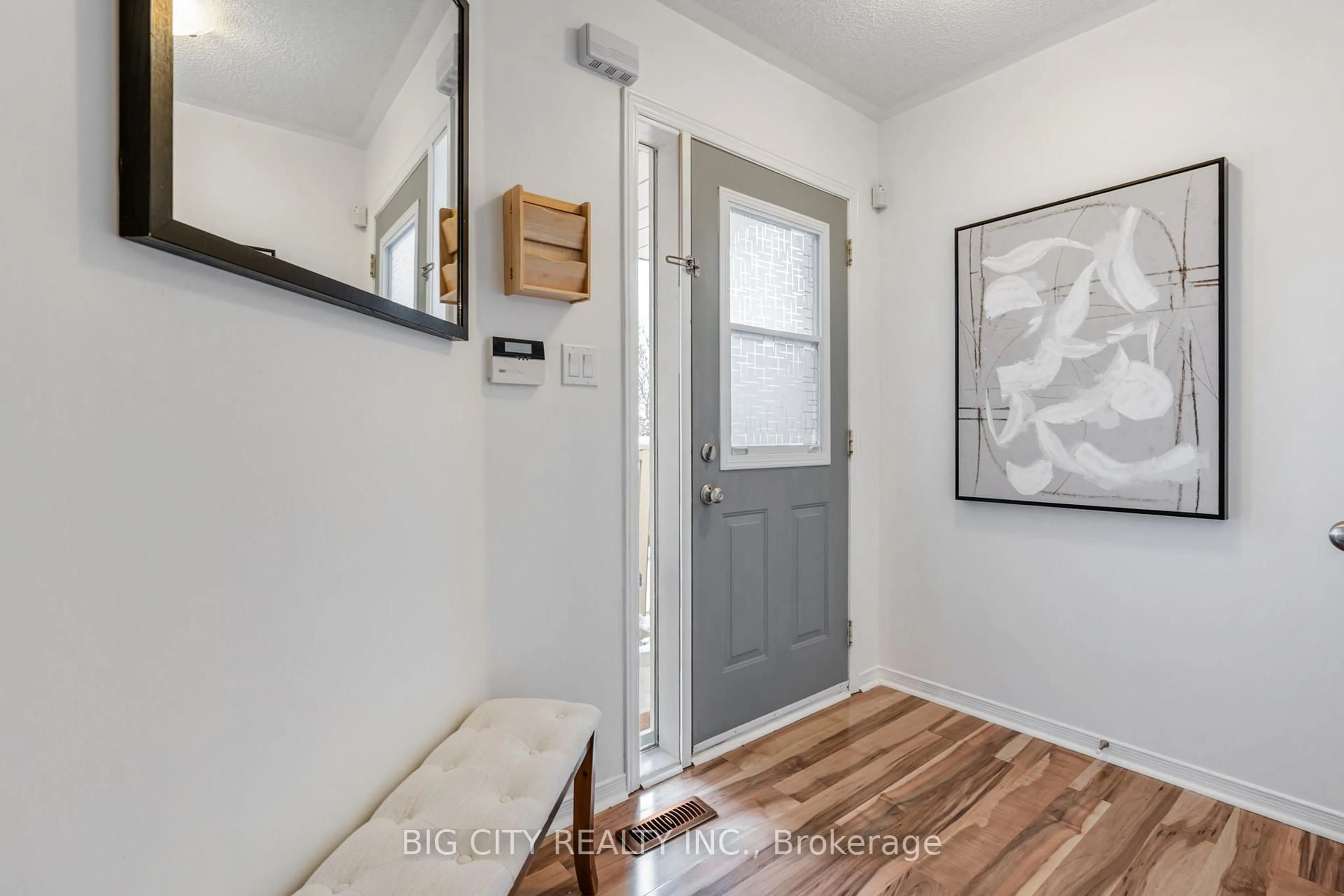 Indoor entryway for 622 Pinder Ave, Newmarket Ontario L3X 2A7