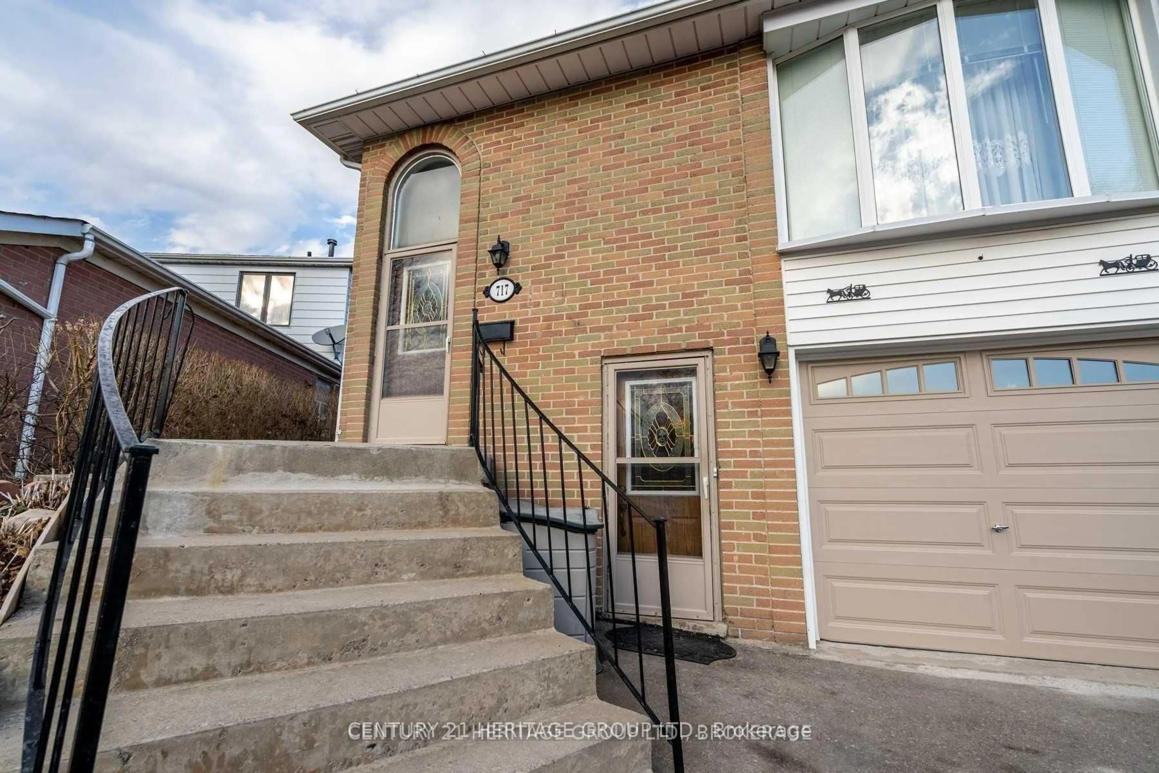 Unknown for 717 Jackson Crt, Newmarket Ontario L3Y 5A5