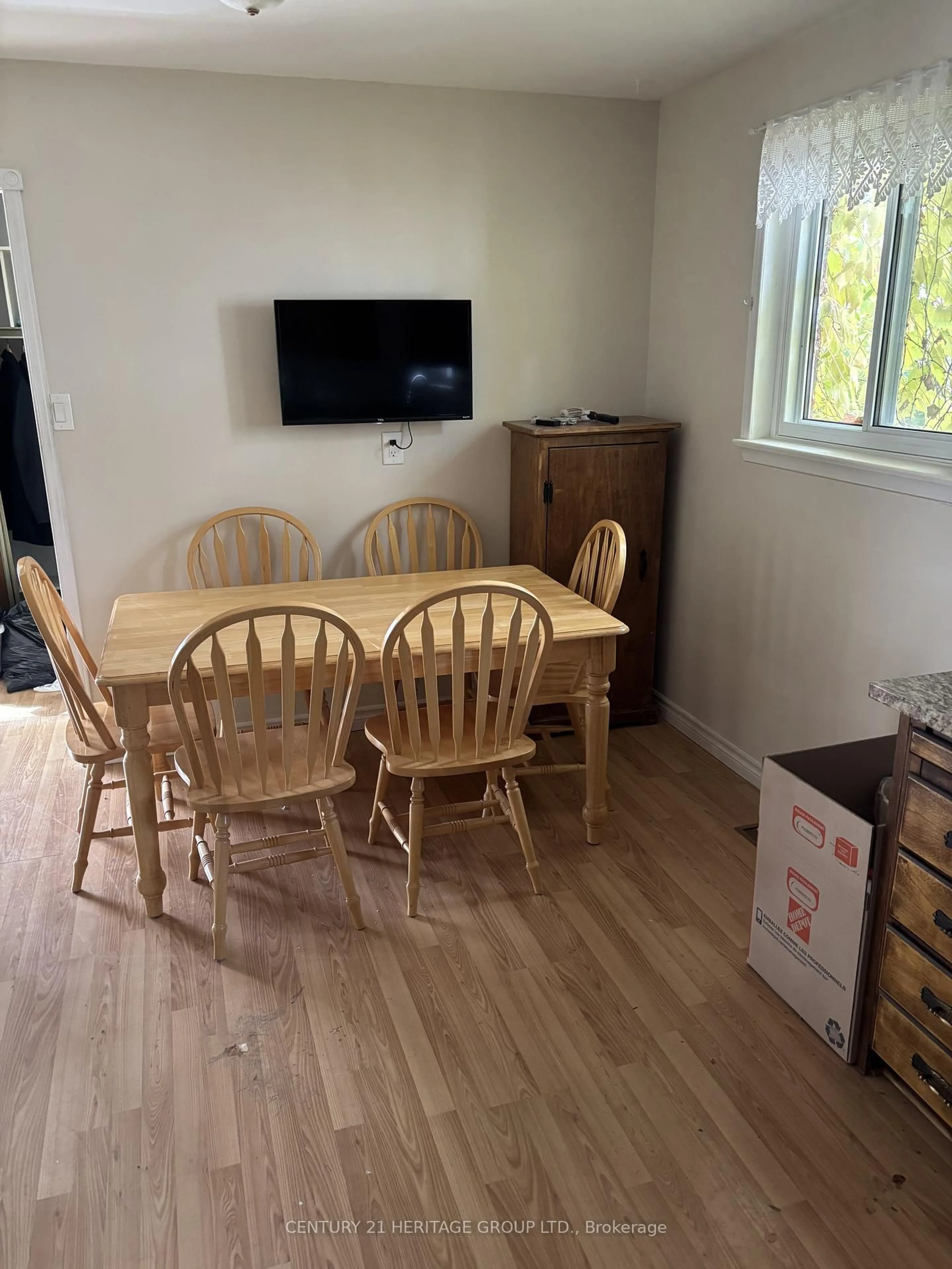 A pic of a room for 717 Jackson Crt, Newmarket Ontario L3Y 5A5