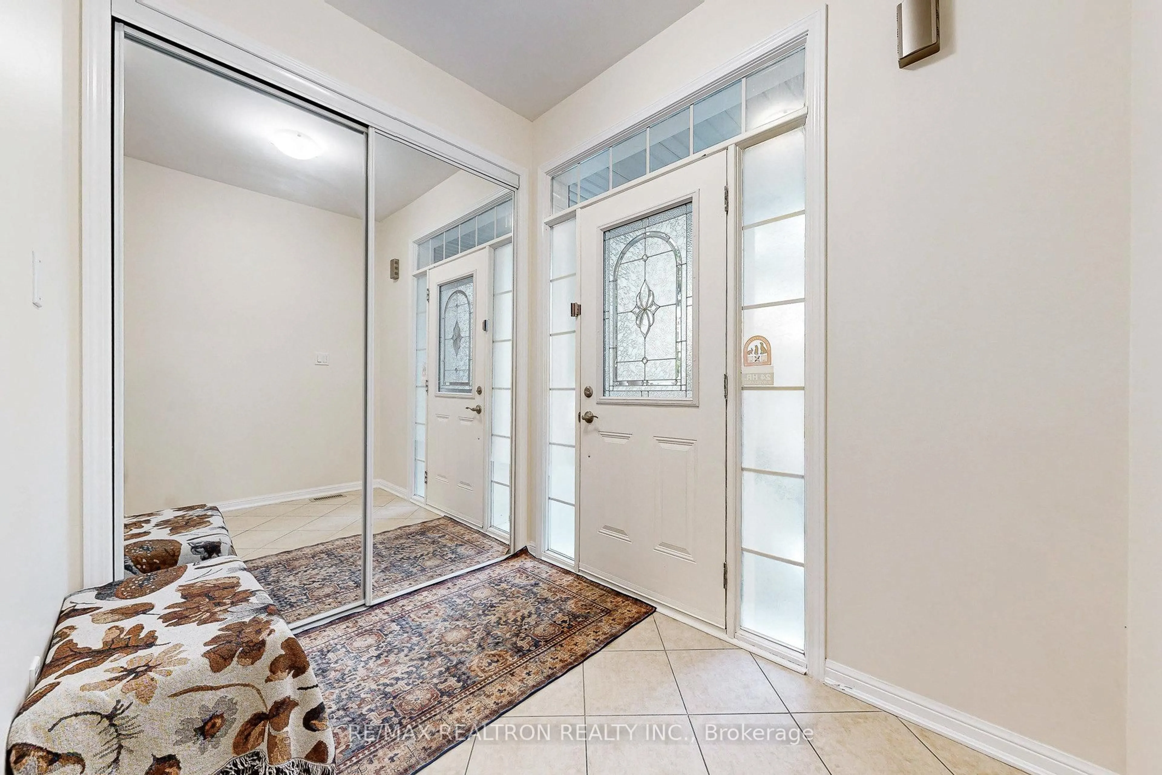 Indoor entryway for 6 Ford Wilson Blvd, Newmarket Ontario L3X 3G5