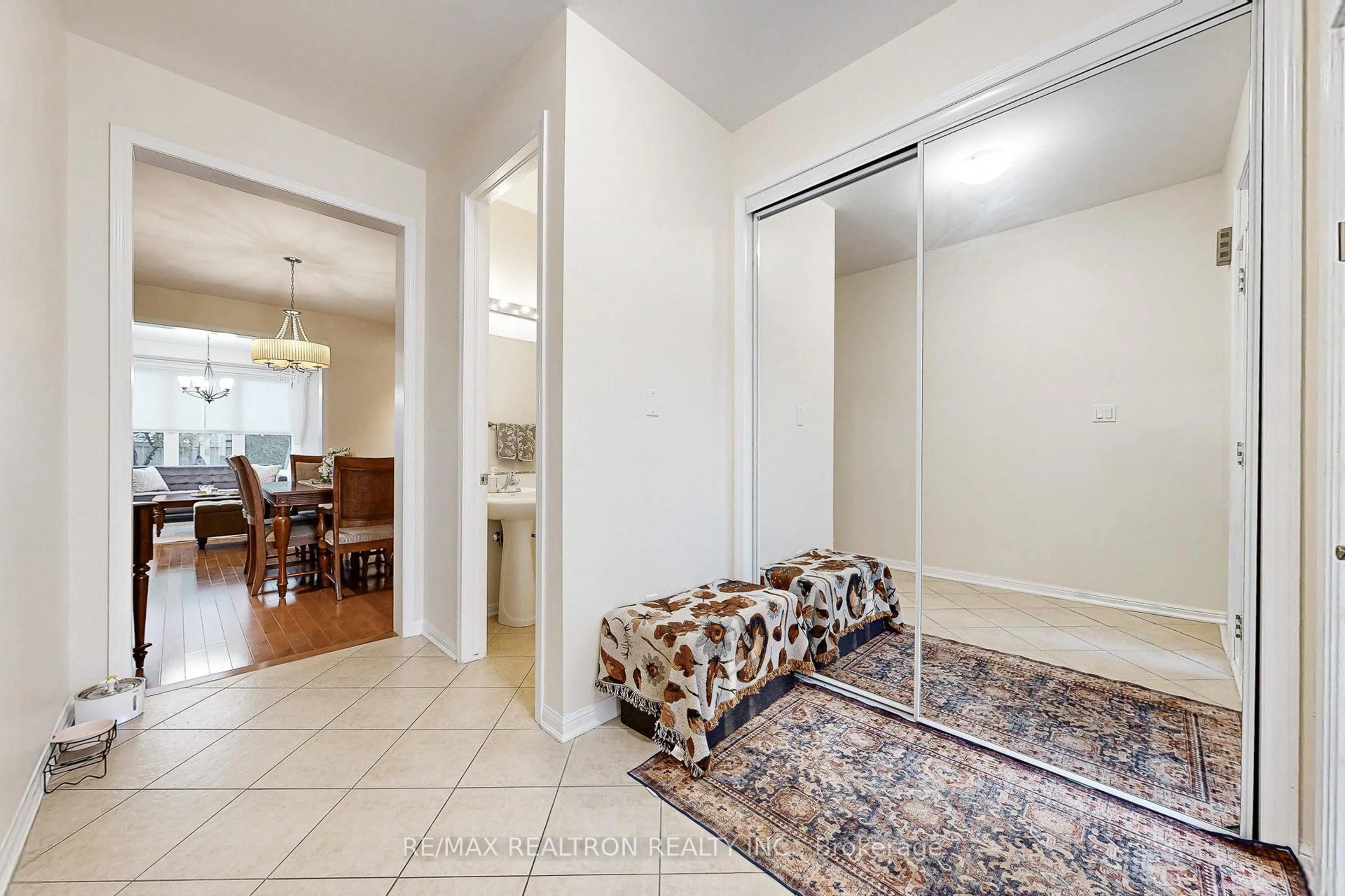 Indoor entryway for 6 Ford Wilson Blvd, Newmarket Ontario L3X 3G5