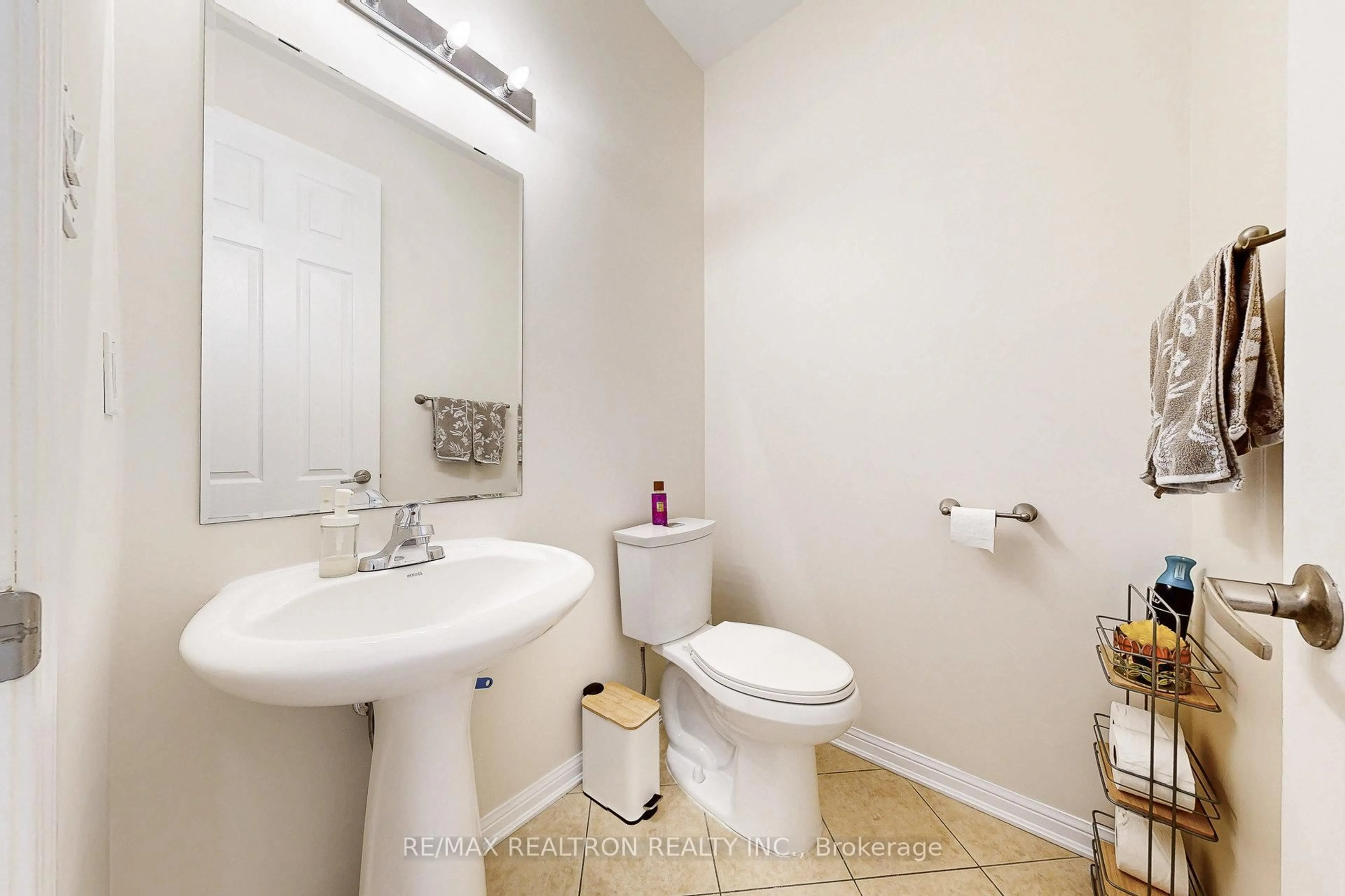 Standard bathroom, ceramic/tile floor for 6 Ford Wilson Blvd, Newmarket Ontario L3X 3G5