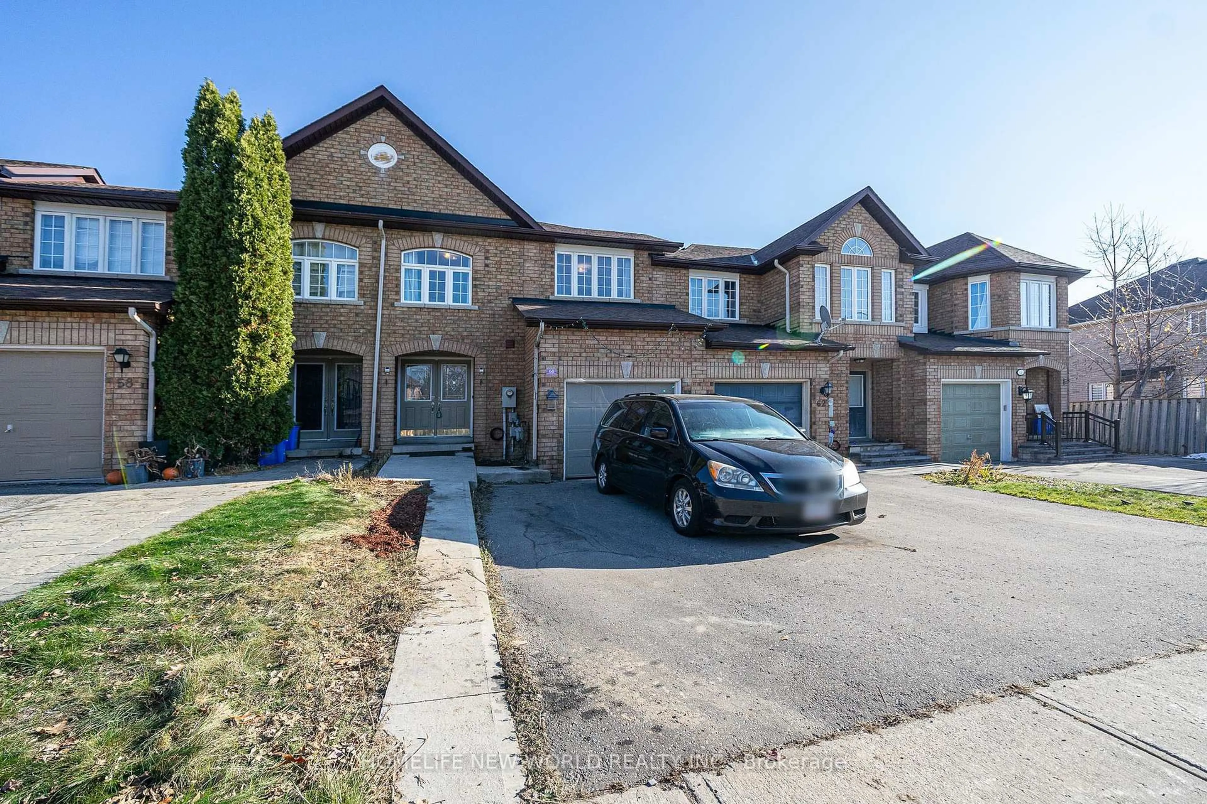 A pic from outside/outdoor area/front of a property/back of a property/a pic from drone, street for 60 Bloomgate Cres, Richmond Hill Ontario L4E 4E2