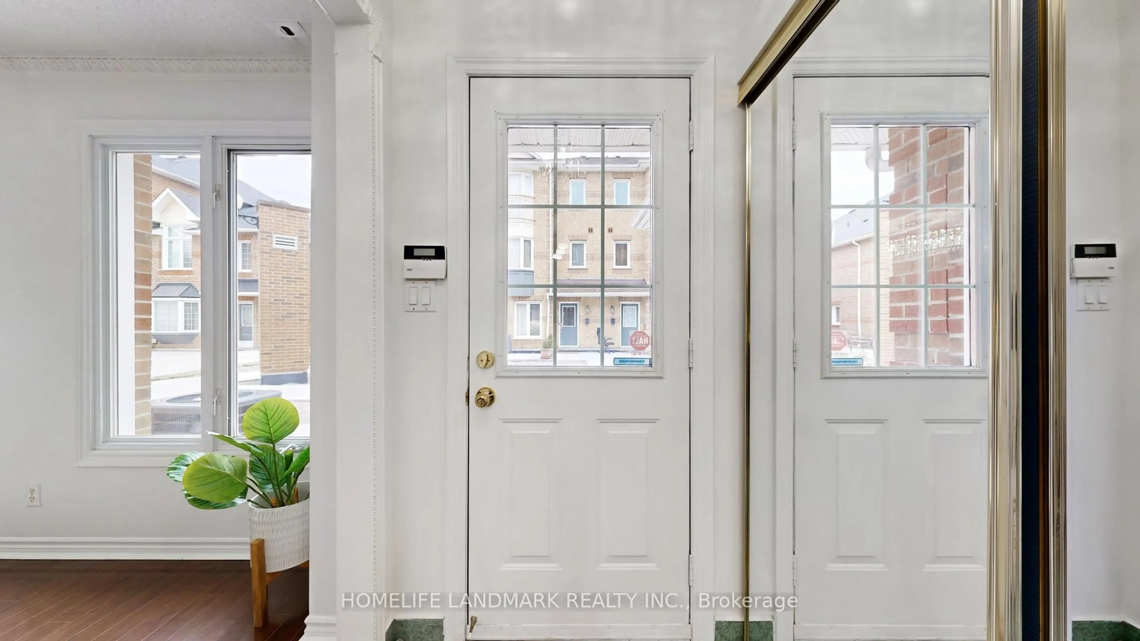 Indoor entryway for 151 Townsgate Dr #54, Vaughan Ontario L4J 8J7