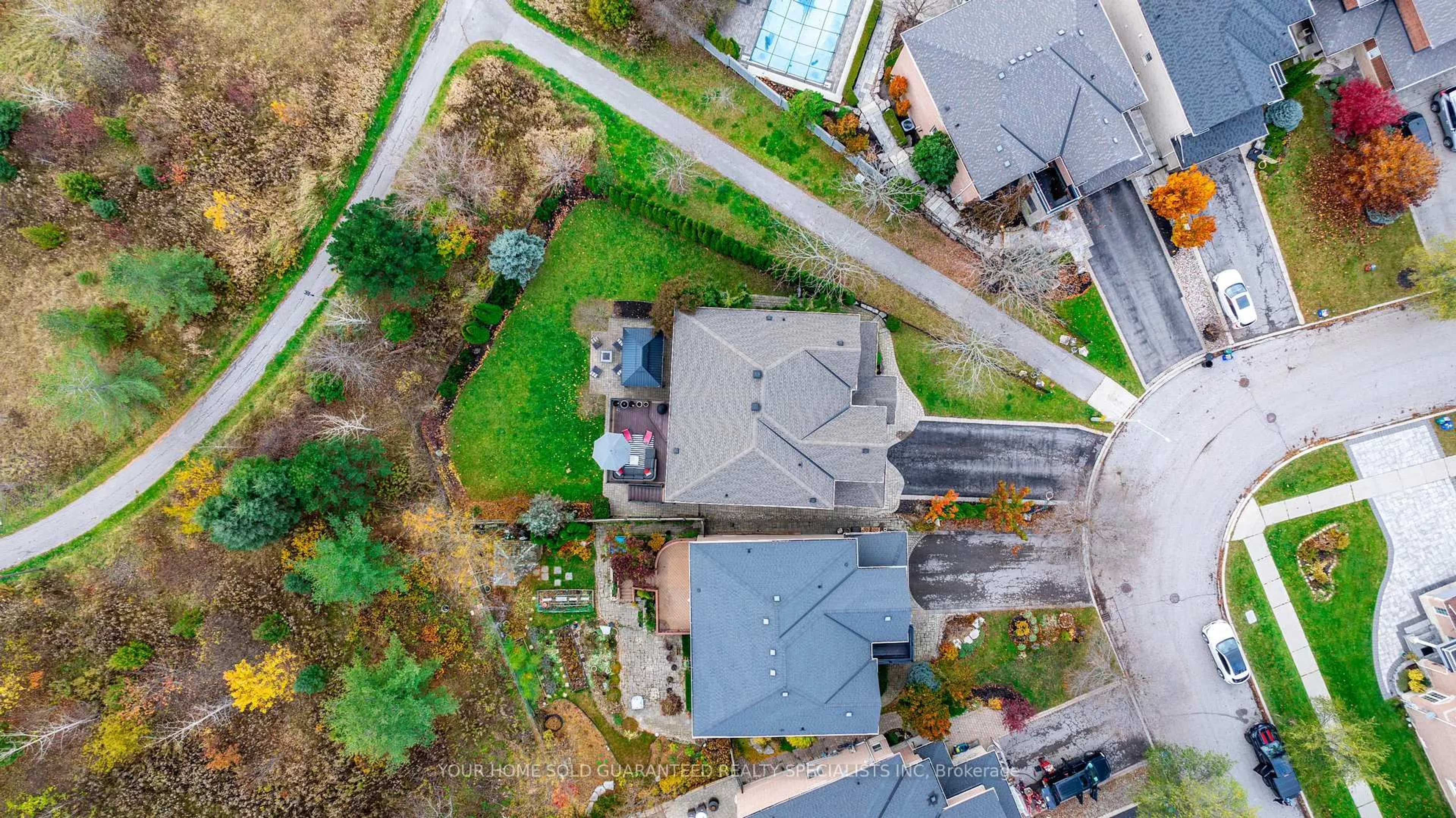 A pic from outside/outdoor area/front of a property/back of a property/a pic from drone, city buildings view from balcony for 129 Barberry Cres, Richmond Hill Ontario L4E 4S5