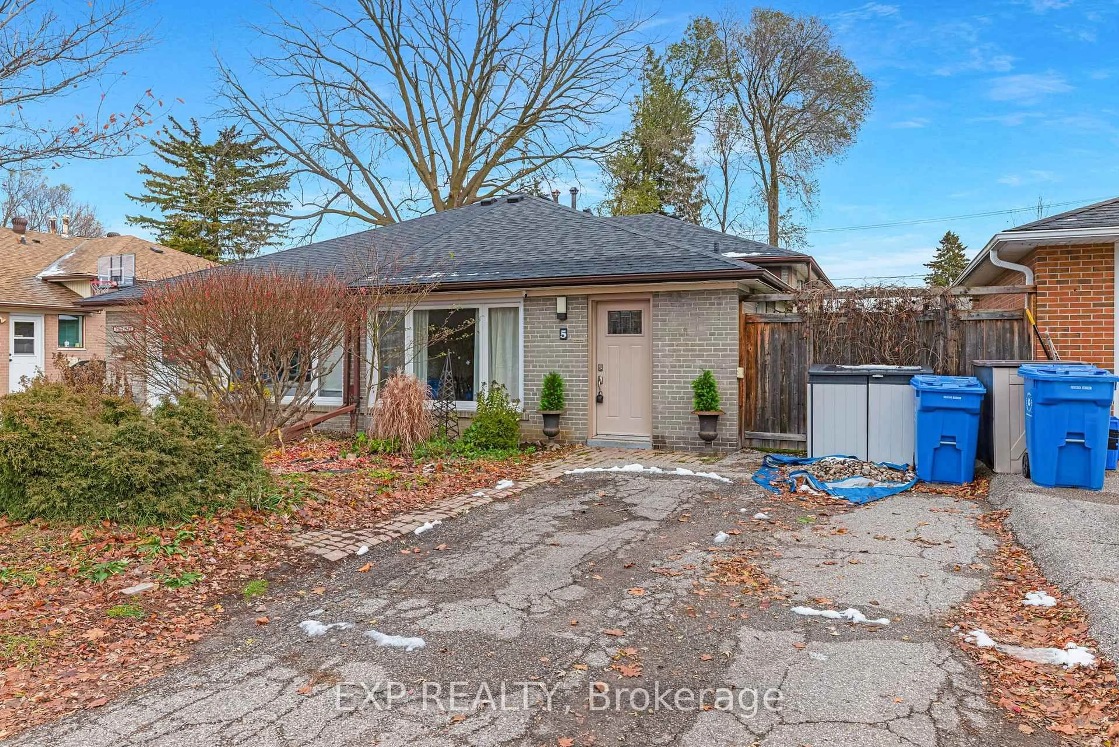 Unknown for 5 Kitimat Cres, Aurora Ontario L4G 3C2