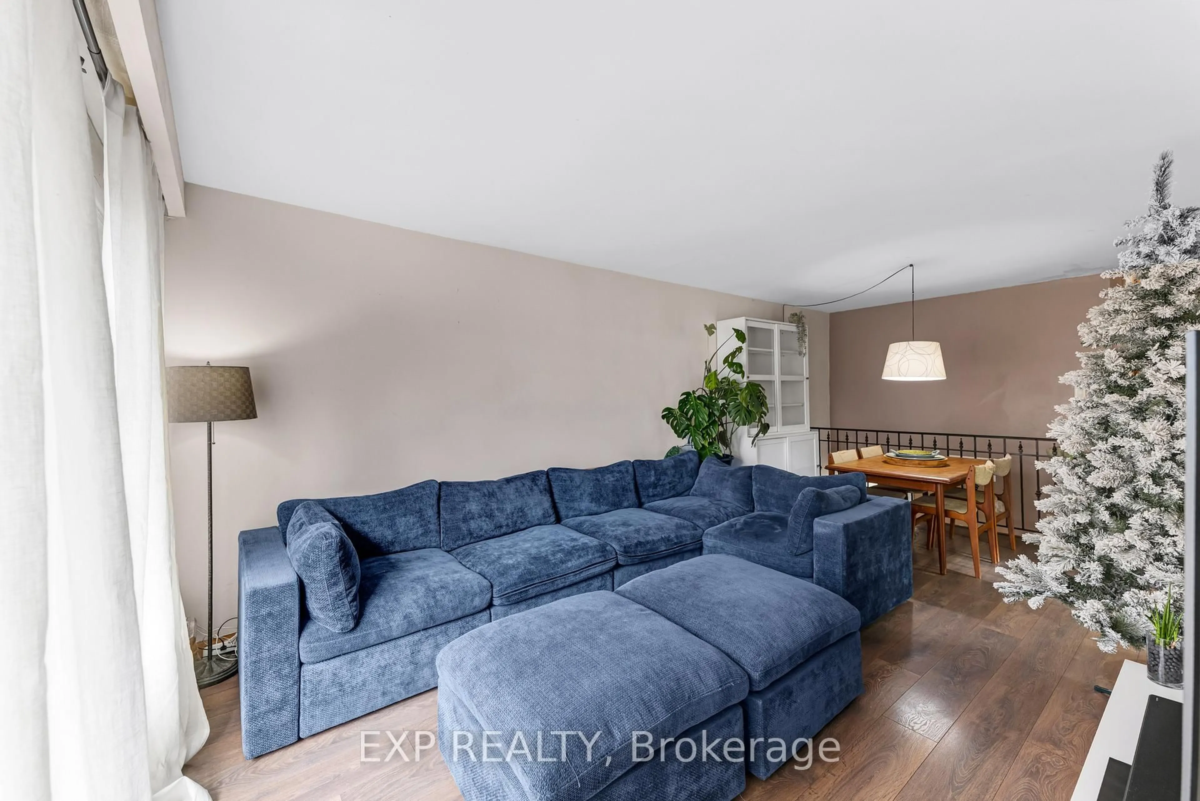 Living room with furniture, unknown for 5 Kitimat Cres, Aurora Ontario L4G 3C2