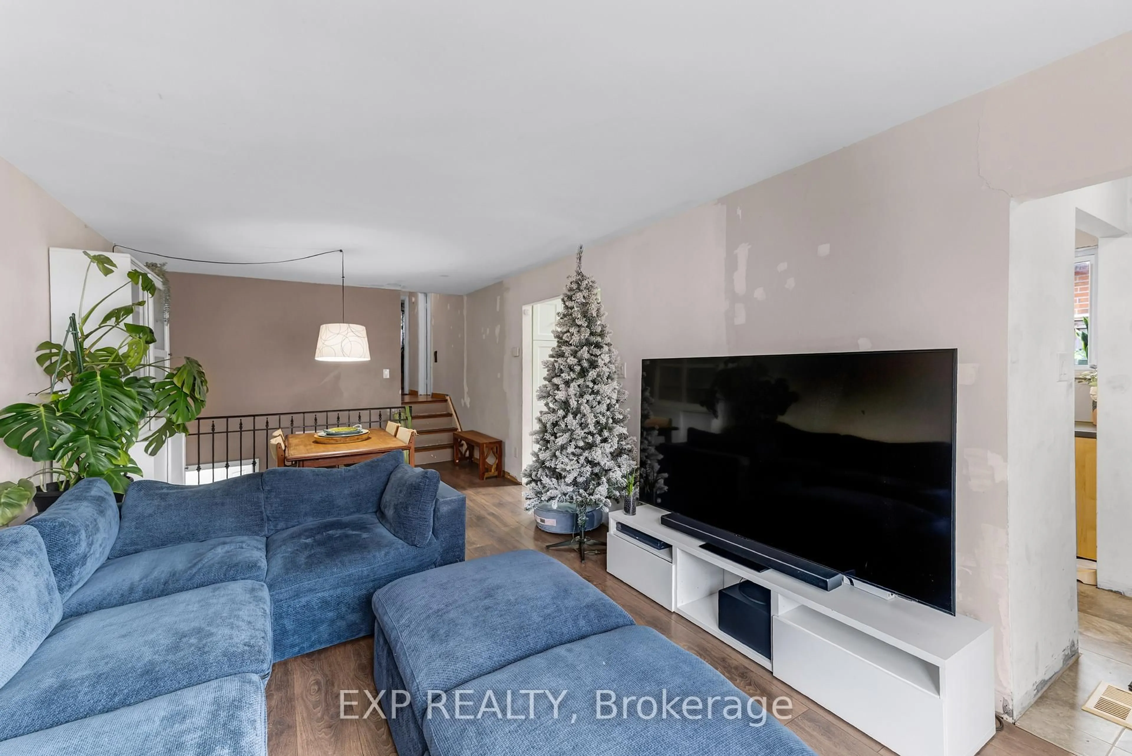 Living room with furniture, unknown for 5 Kitimat Cres, Aurora Ontario L4G 3C2