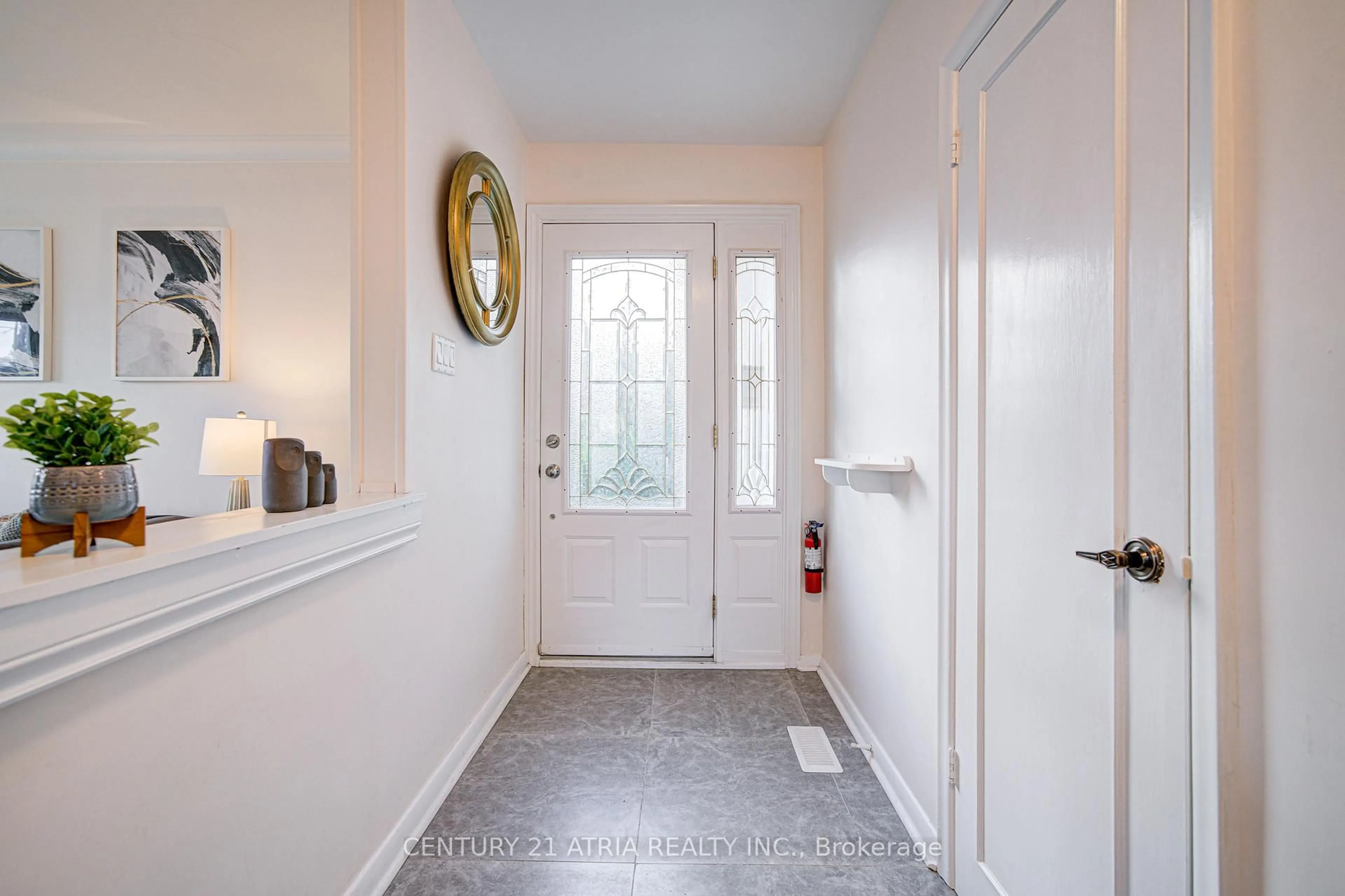 Indoor entryway for 331 Elmwood Ave, Richmond Hill Ontario L4C 1L7