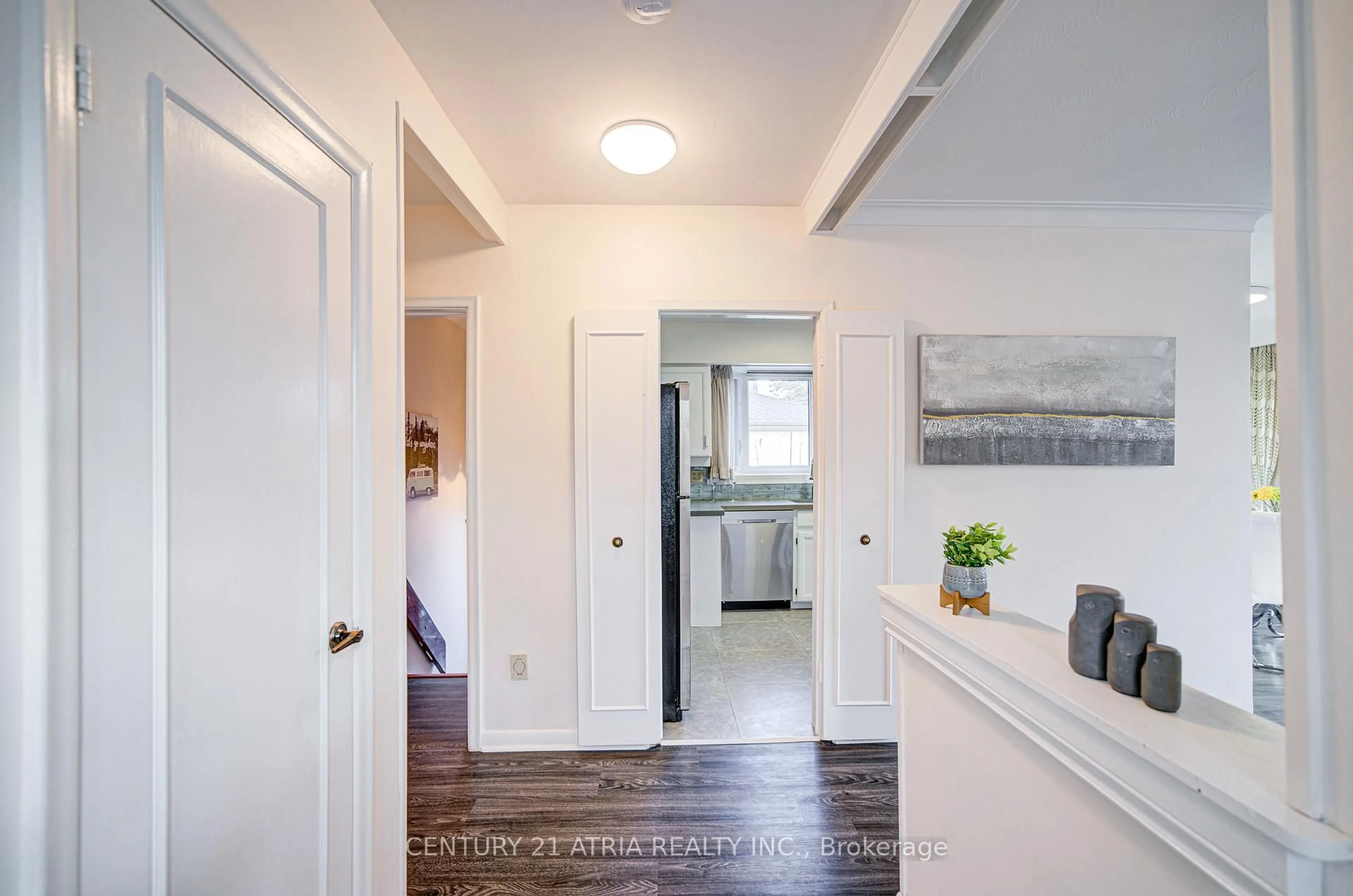 Indoor entryway for 331 Elmwood Ave, Richmond Hill Ontario L4C 1L7