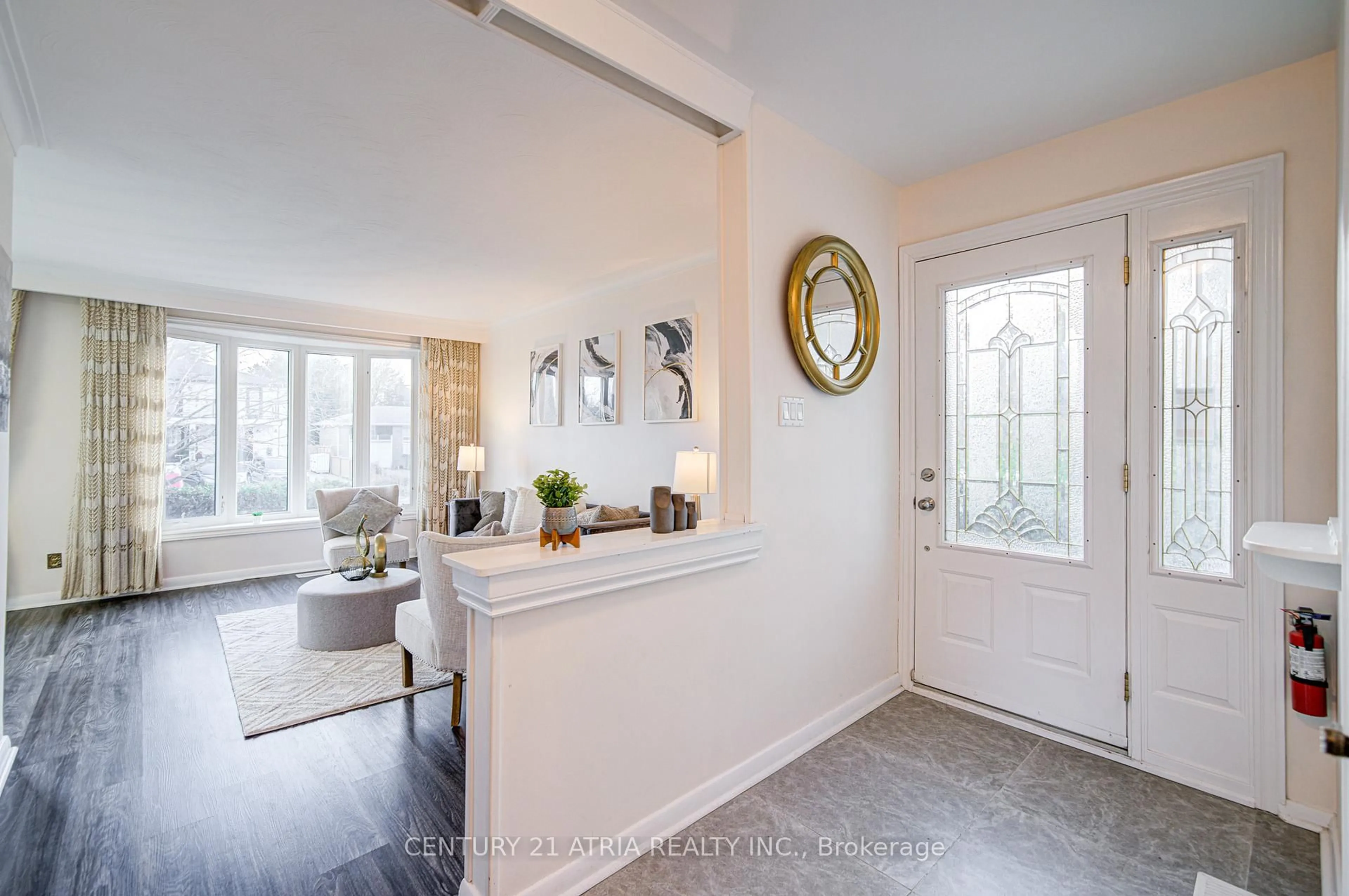 Indoor entryway for 331 Elmwood Ave, Richmond Hill Ontario L4C 1L7