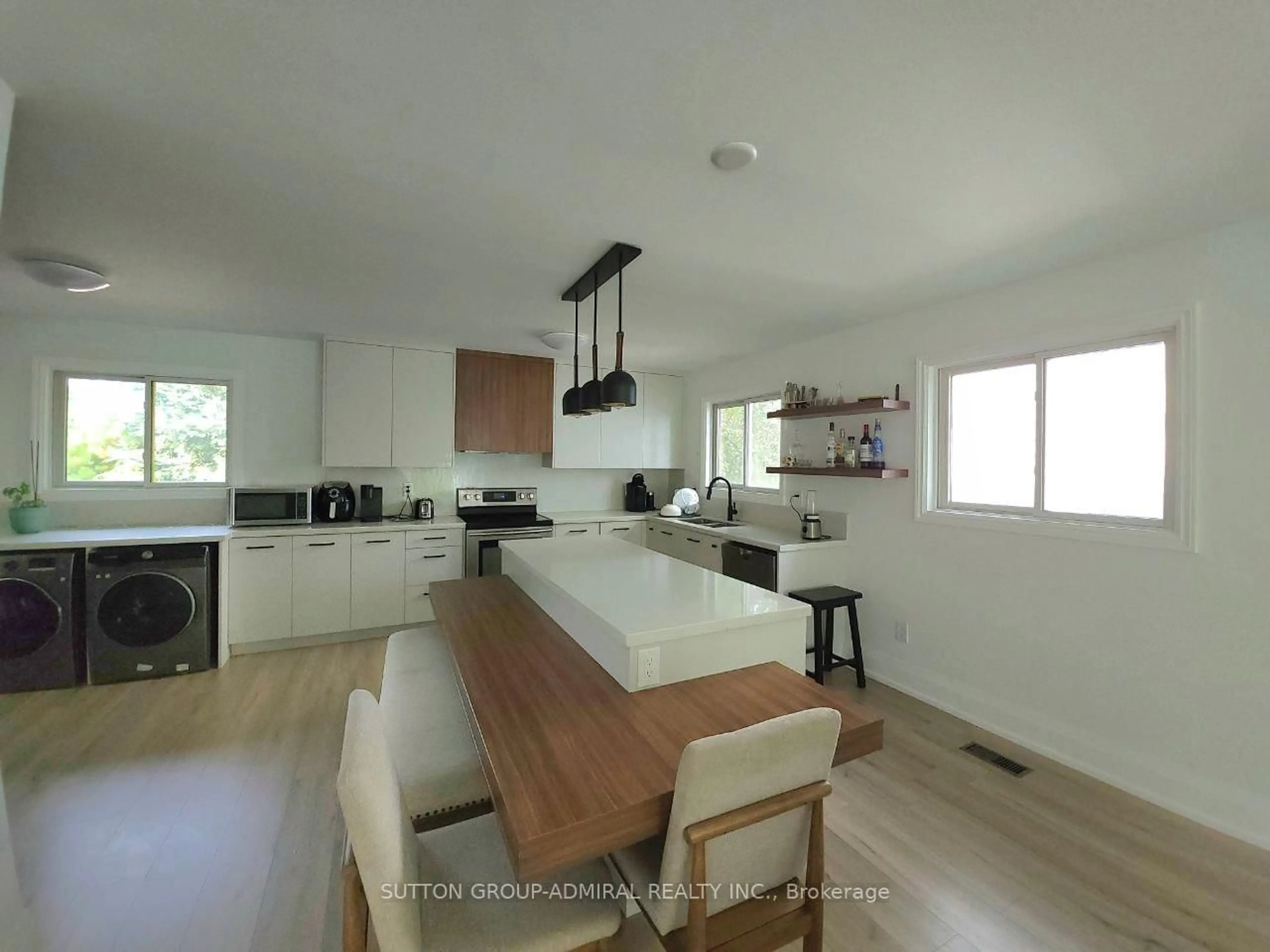 Open concept kitchen, wood/laminate floor for 174 St Anthony's Crt, Richmond Hill Ontario L4C 4T3