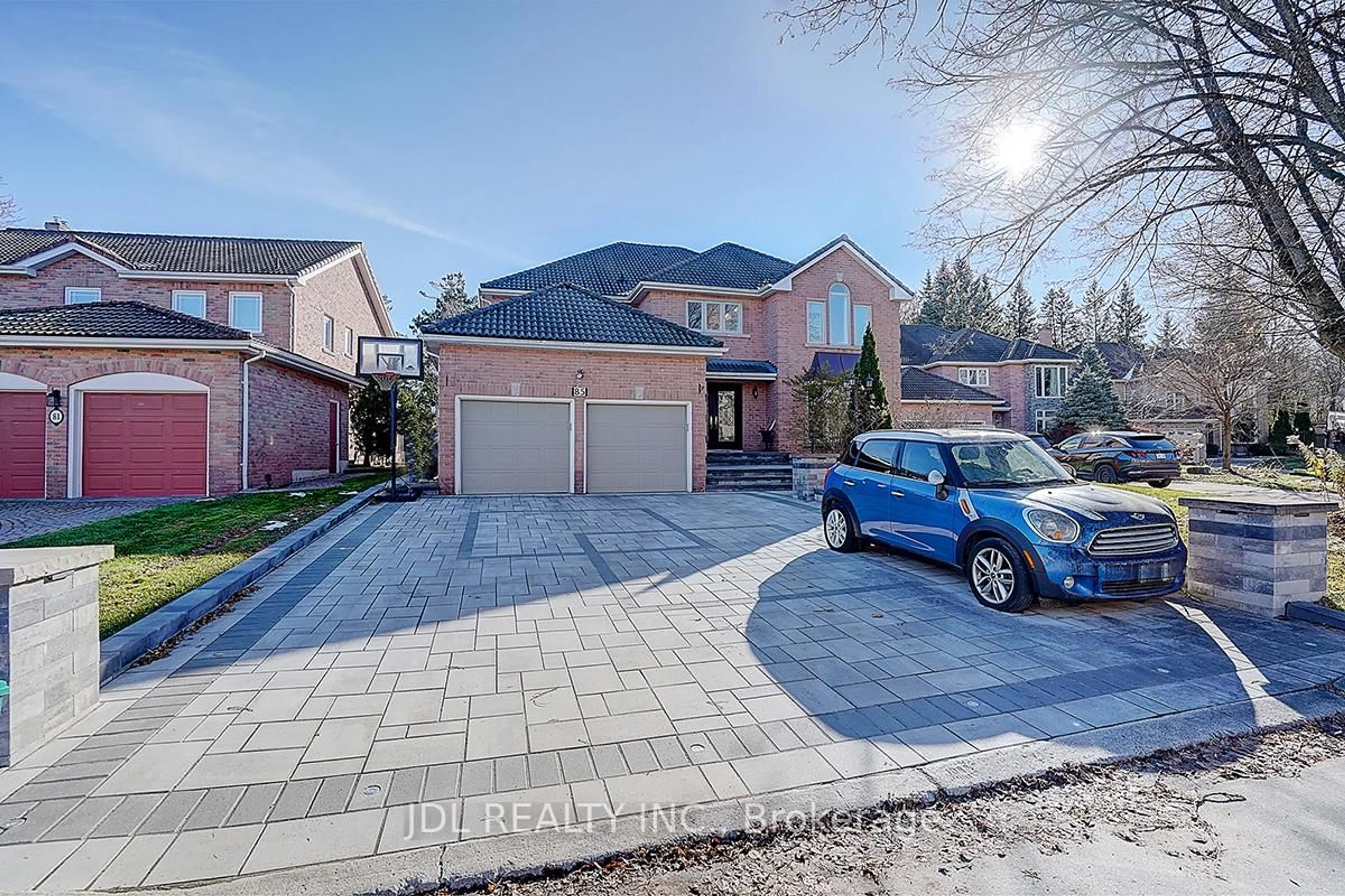 A pic from outside/outdoor area/front of a property/back of a property/a pic from drone, street for 85 Marsh Harbour Crt, Aurora Ontario L4G 5Y8