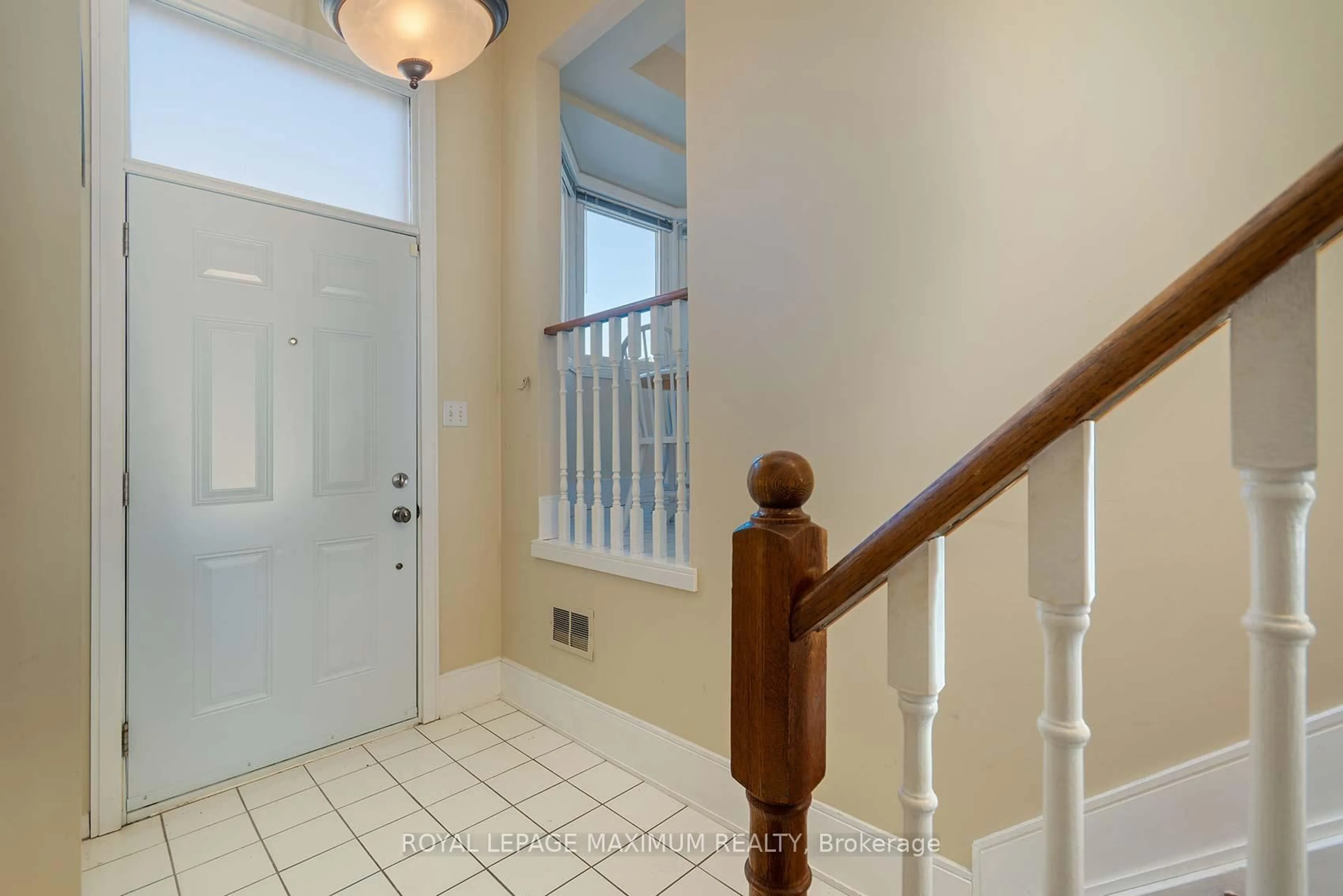 Indoor entryway for 217 Woodbridge Ave #1, Vaughan Ontario L4L 2T1