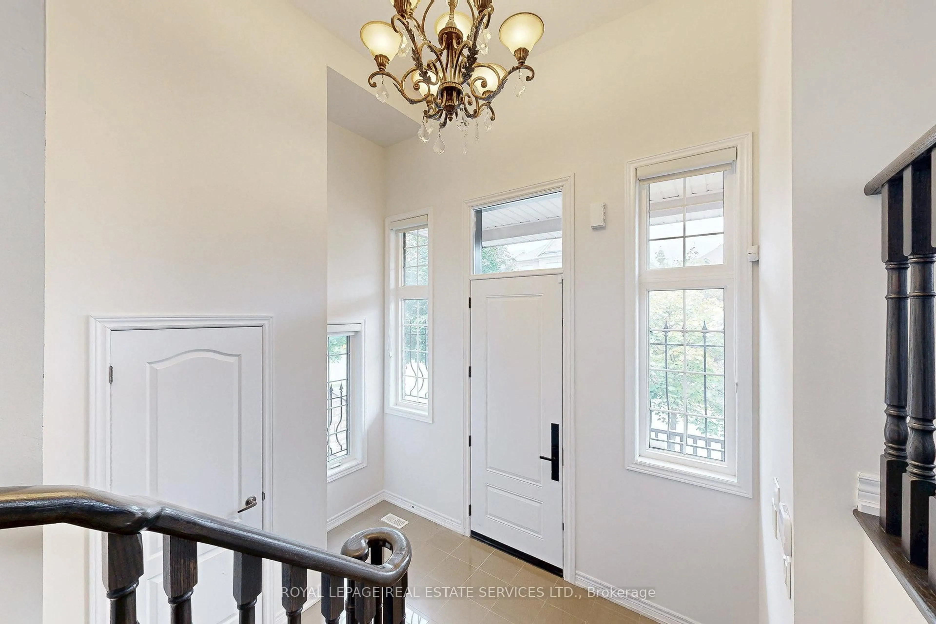 Indoor entryway for 107 Rumsey Rd, Vaughan Ontario L6A 4L8