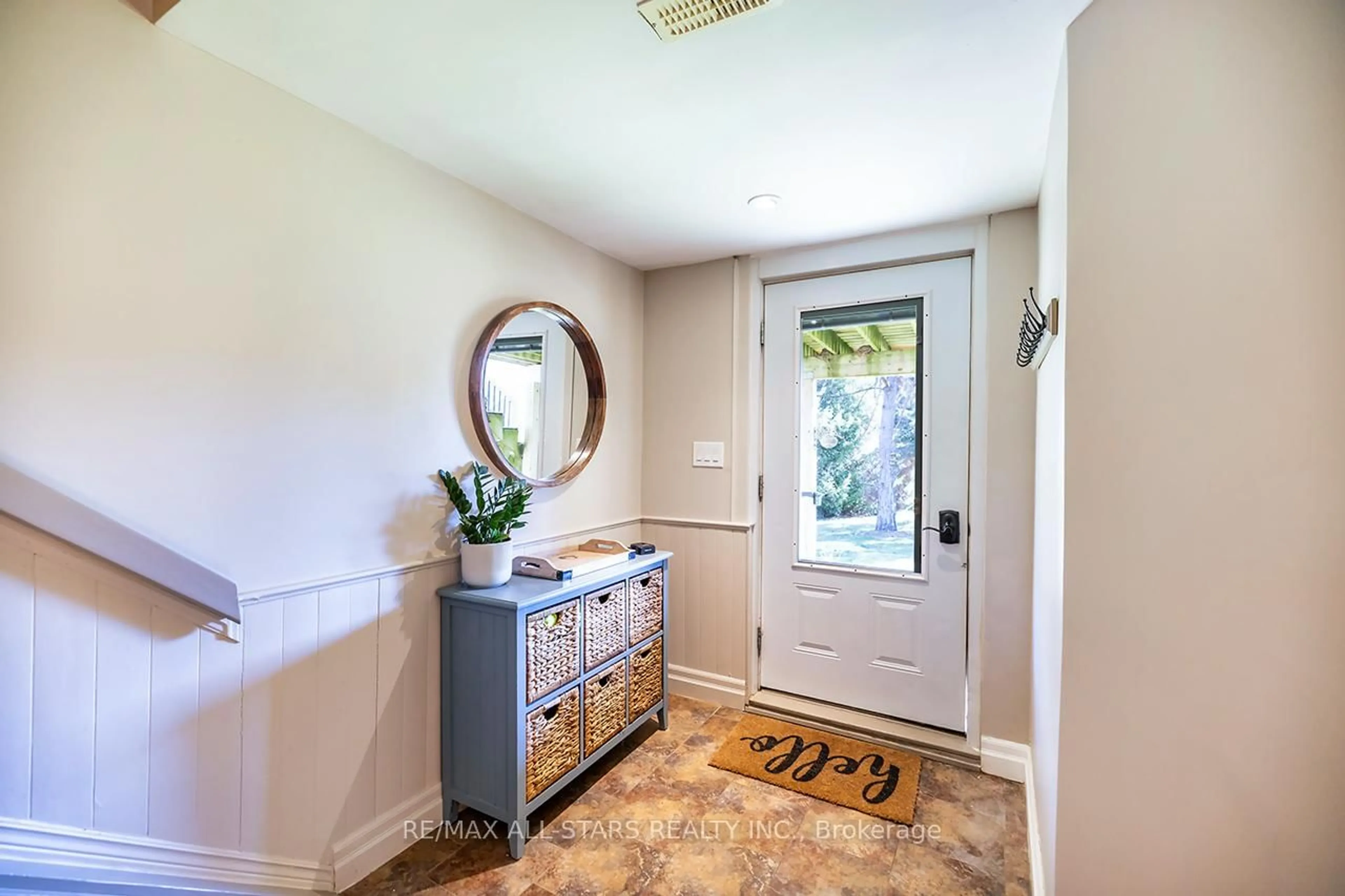 Indoor entryway for 1980 Concession Rd 5 Rd, Brock Ontario L0C 1H0