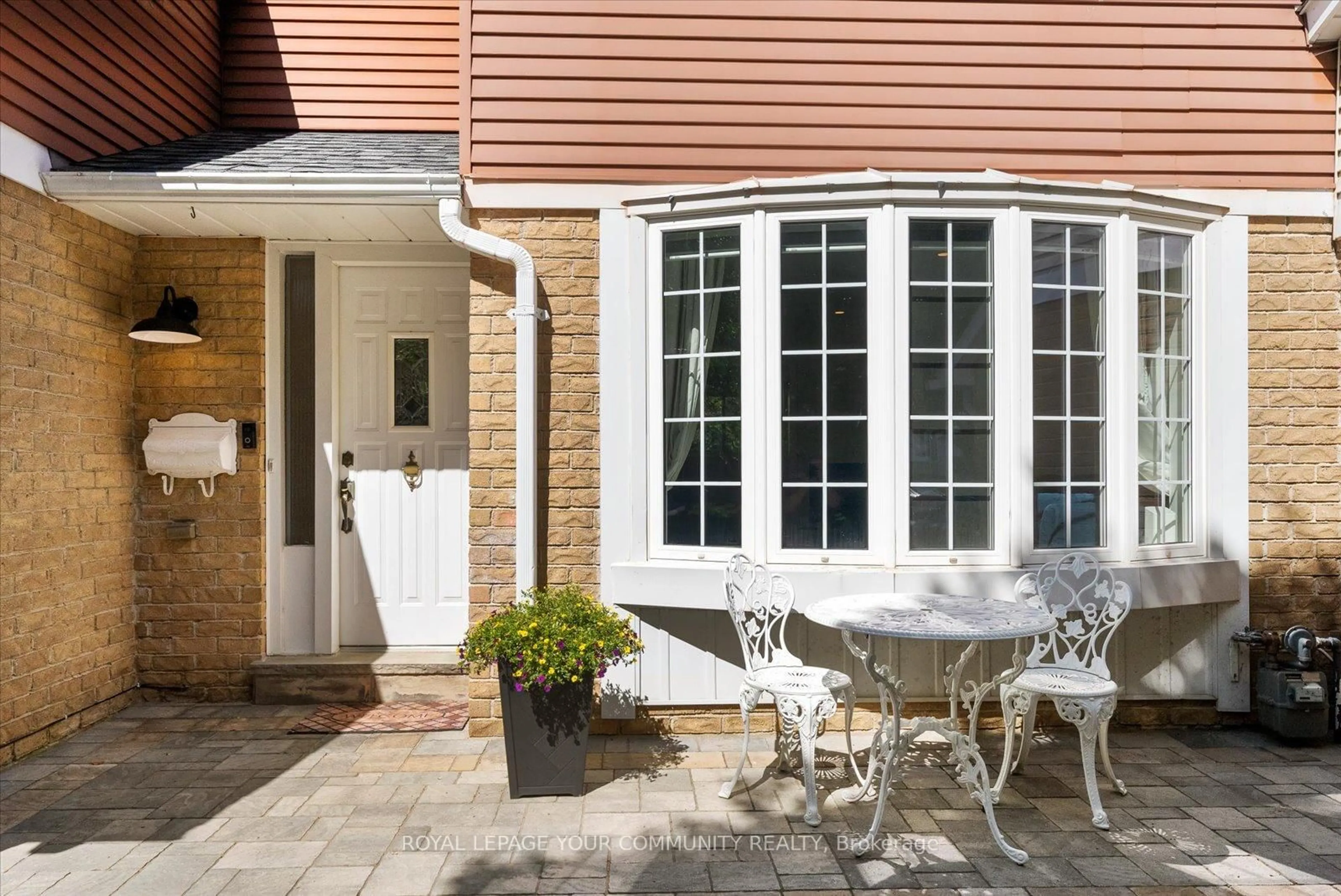 Patio, street for 20 Sandusky Cres, Aurora Ontario L4G 3N4