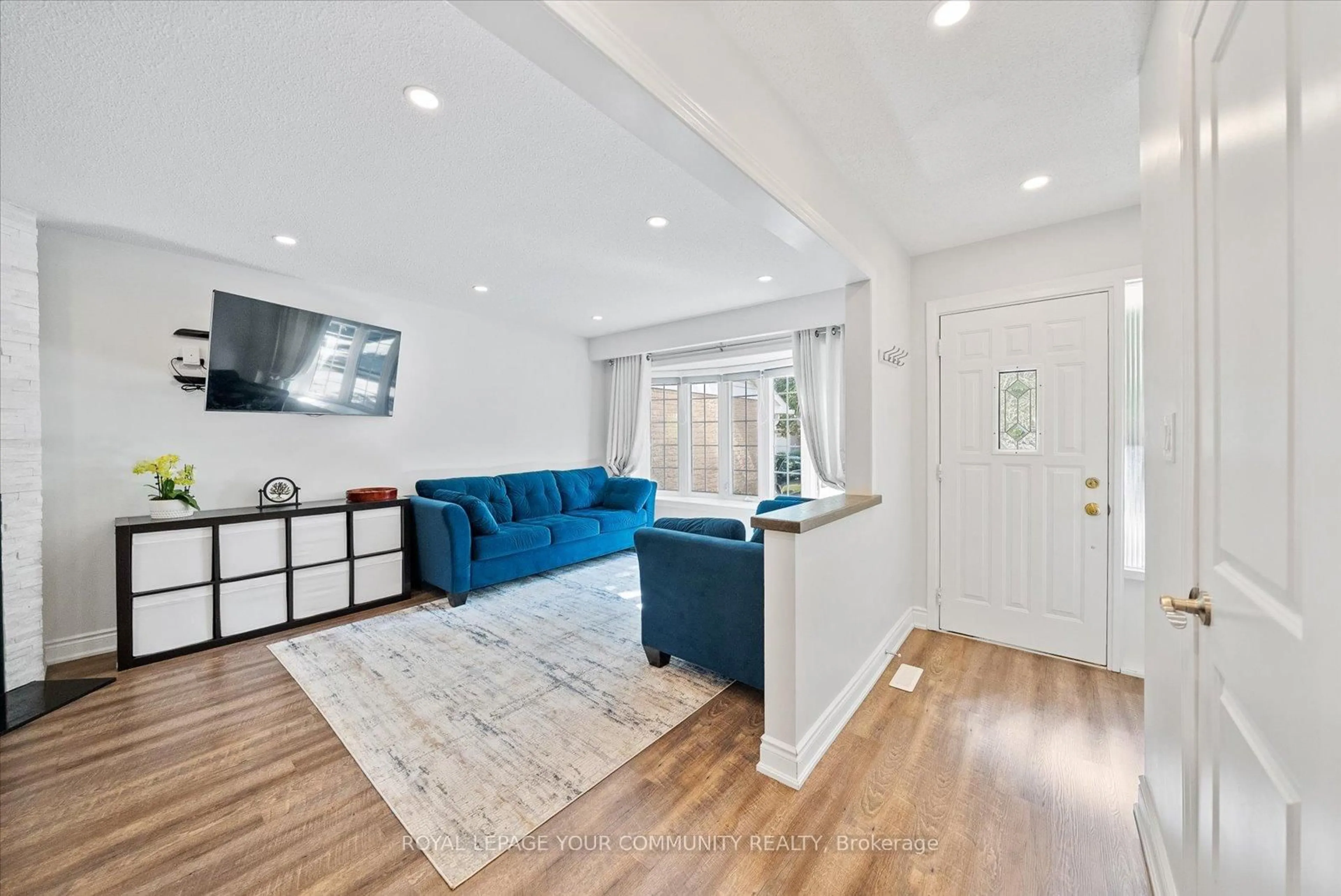 Living room with furniture, unknown for 20 Sandusky Cres, Aurora Ontario L4G 3N4