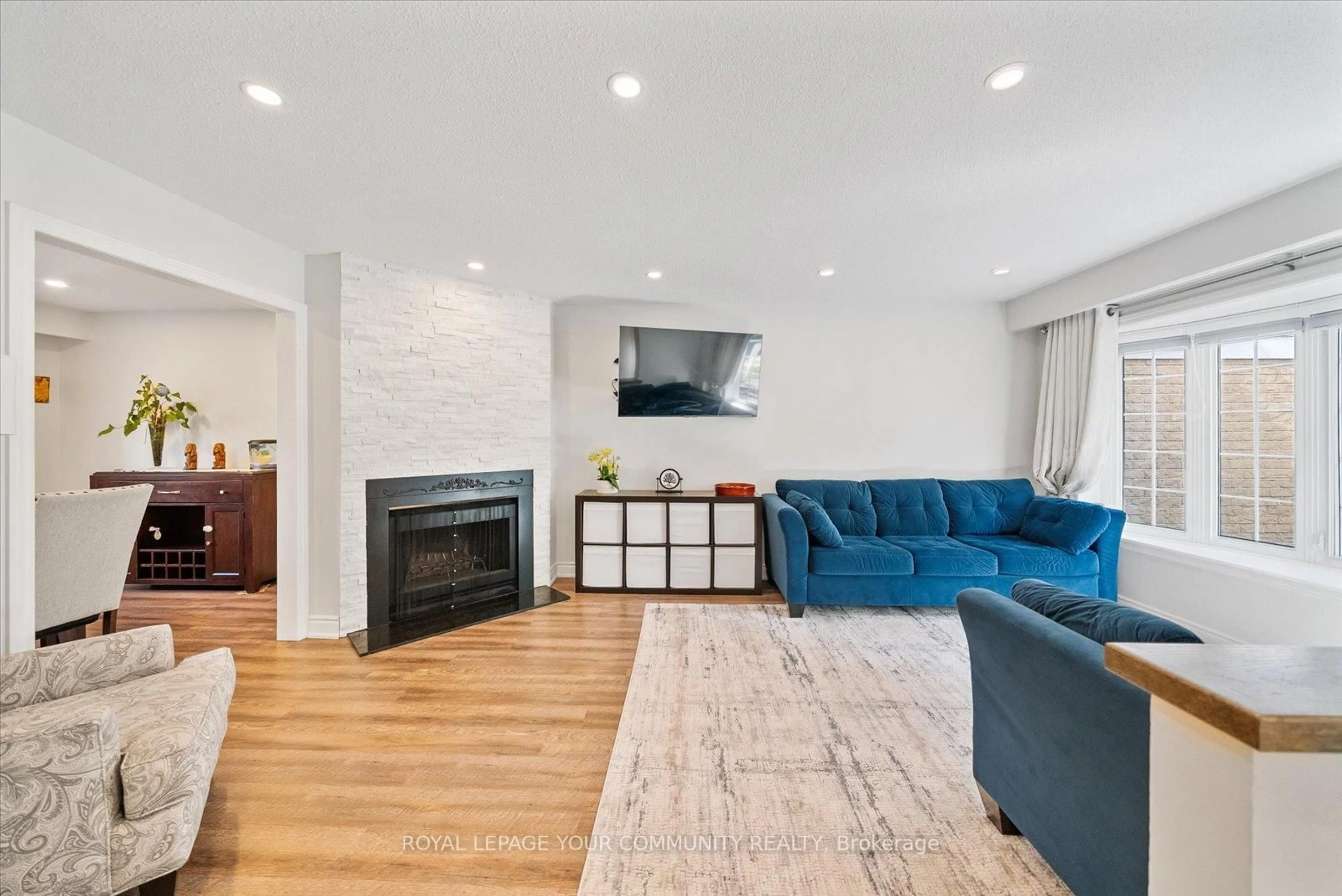 Living room with furniture, unknown for 20 Sandusky Cres, Aurora Ontario L4G 3N4