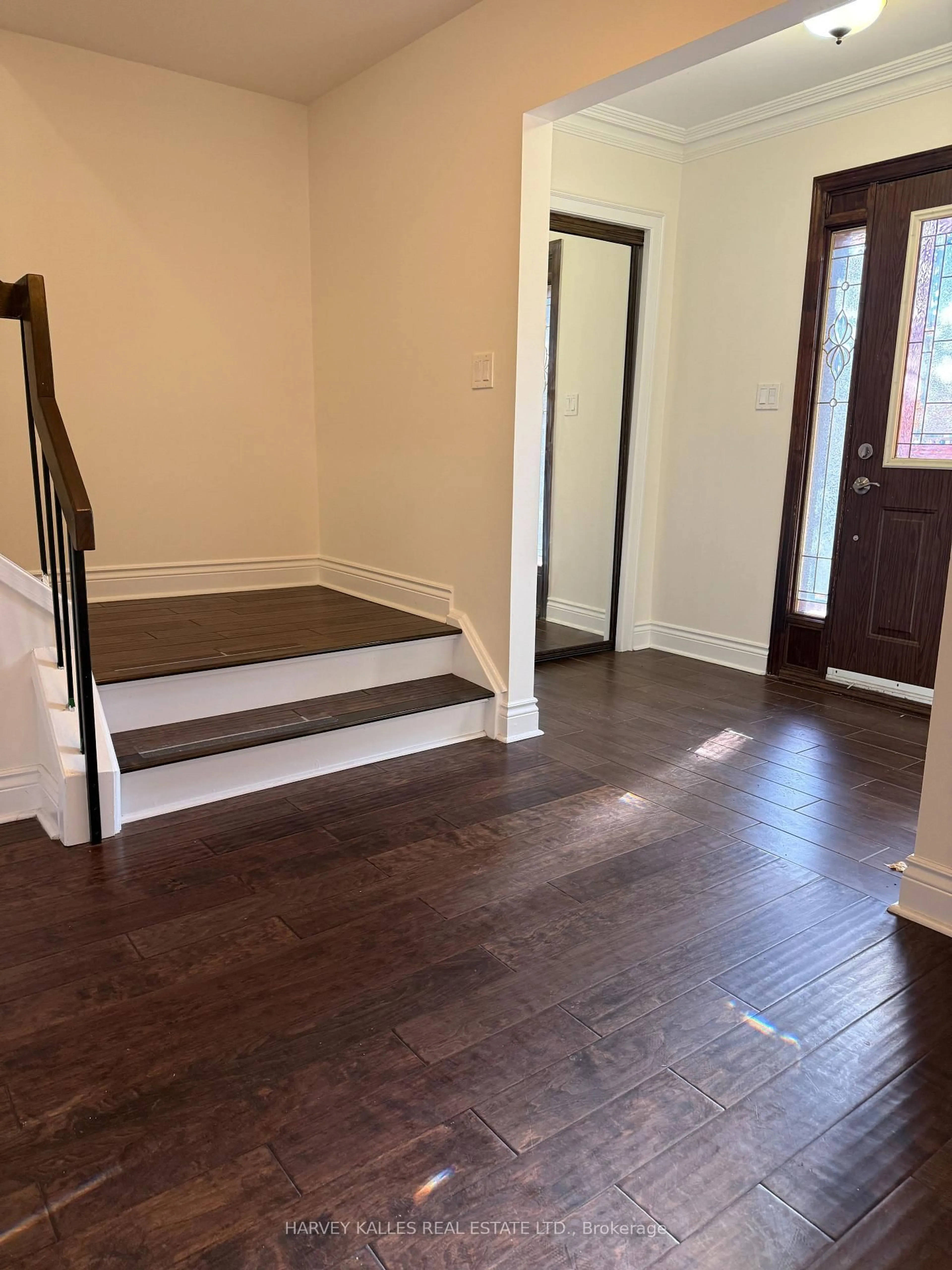 Indoor entryway for 62 Dersingham Cres, Markham Ontario L3T 4E8