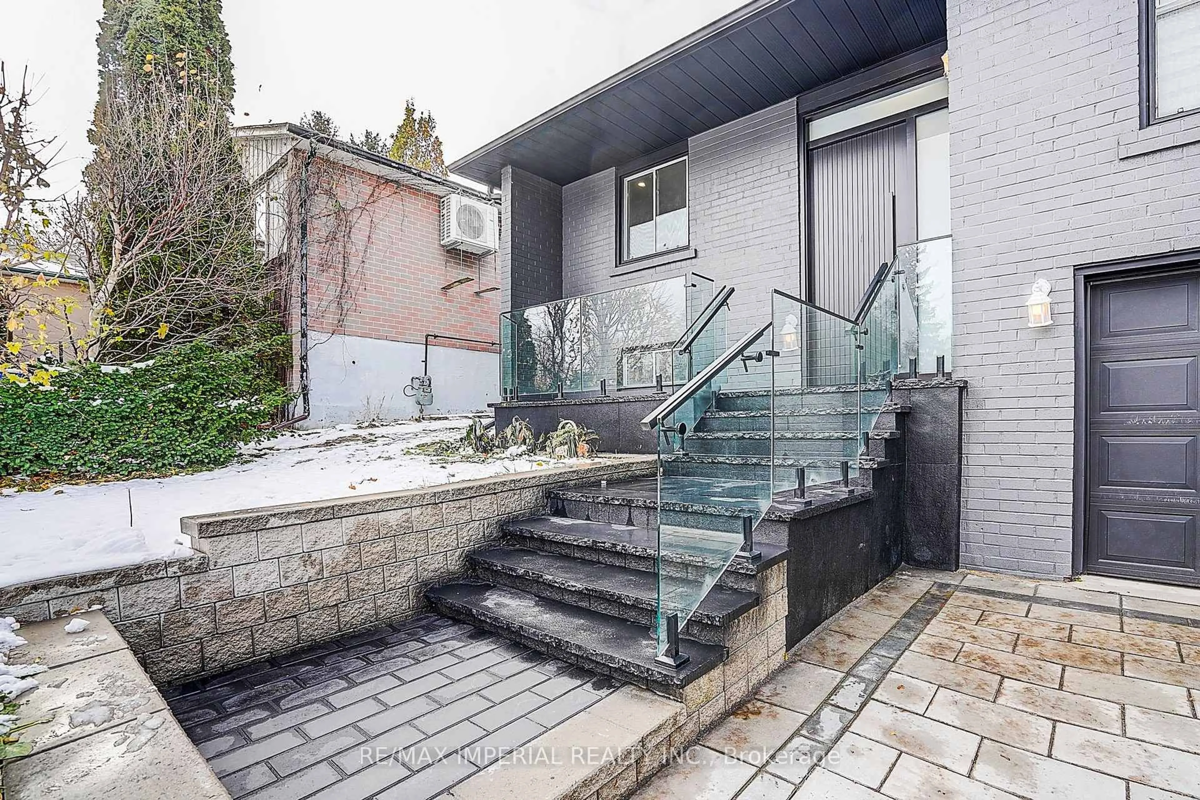 Patio, street for 332 Dixon Blvd, Newmarket Ontario L3Y 4V6