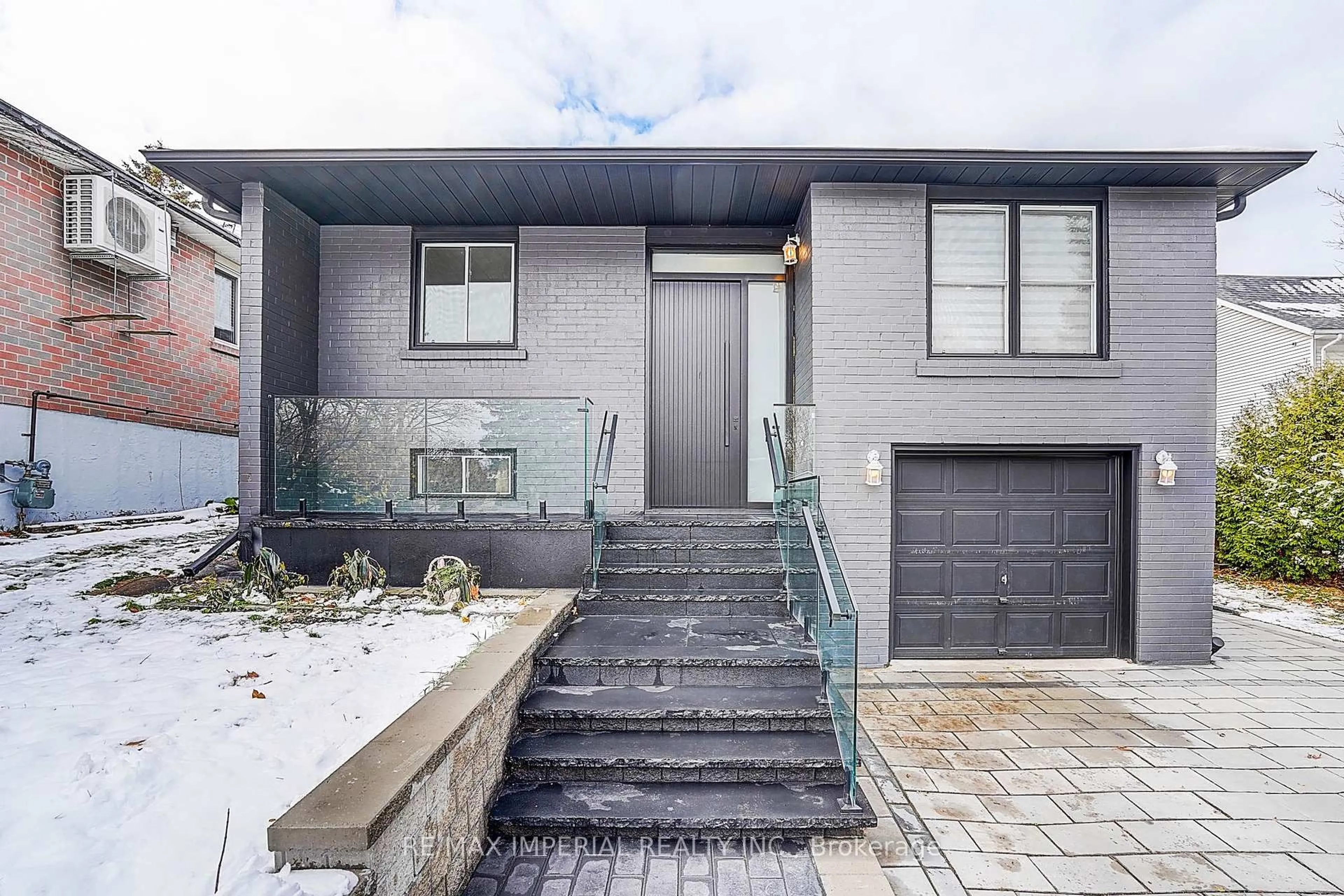 Unknown for 332 Dixon Blvd, Newmarket Ontario L3Y 4V6