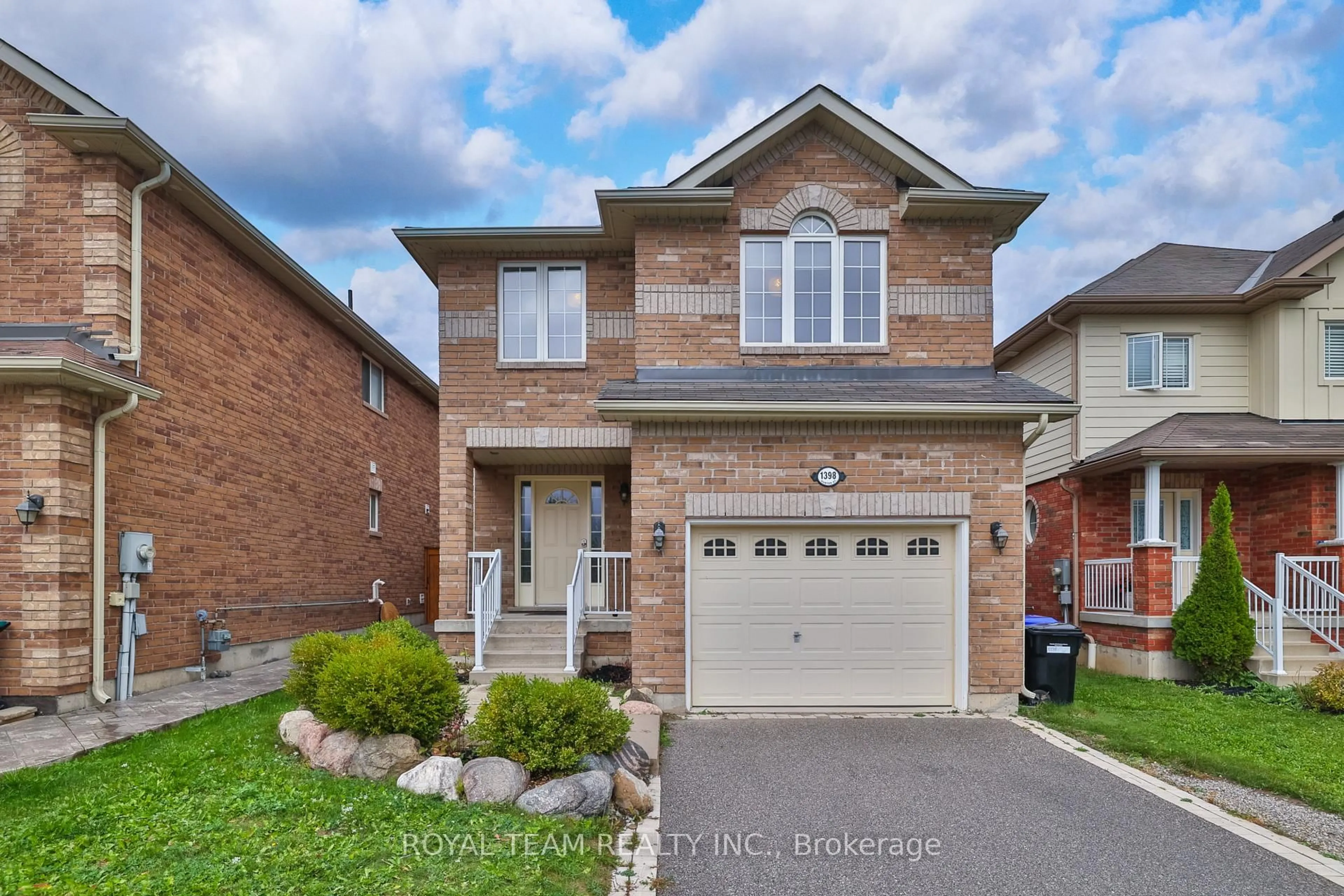 Home with brick exterior material, street for 1398 Hunter St, Innisfil Ontario L9S 4B7