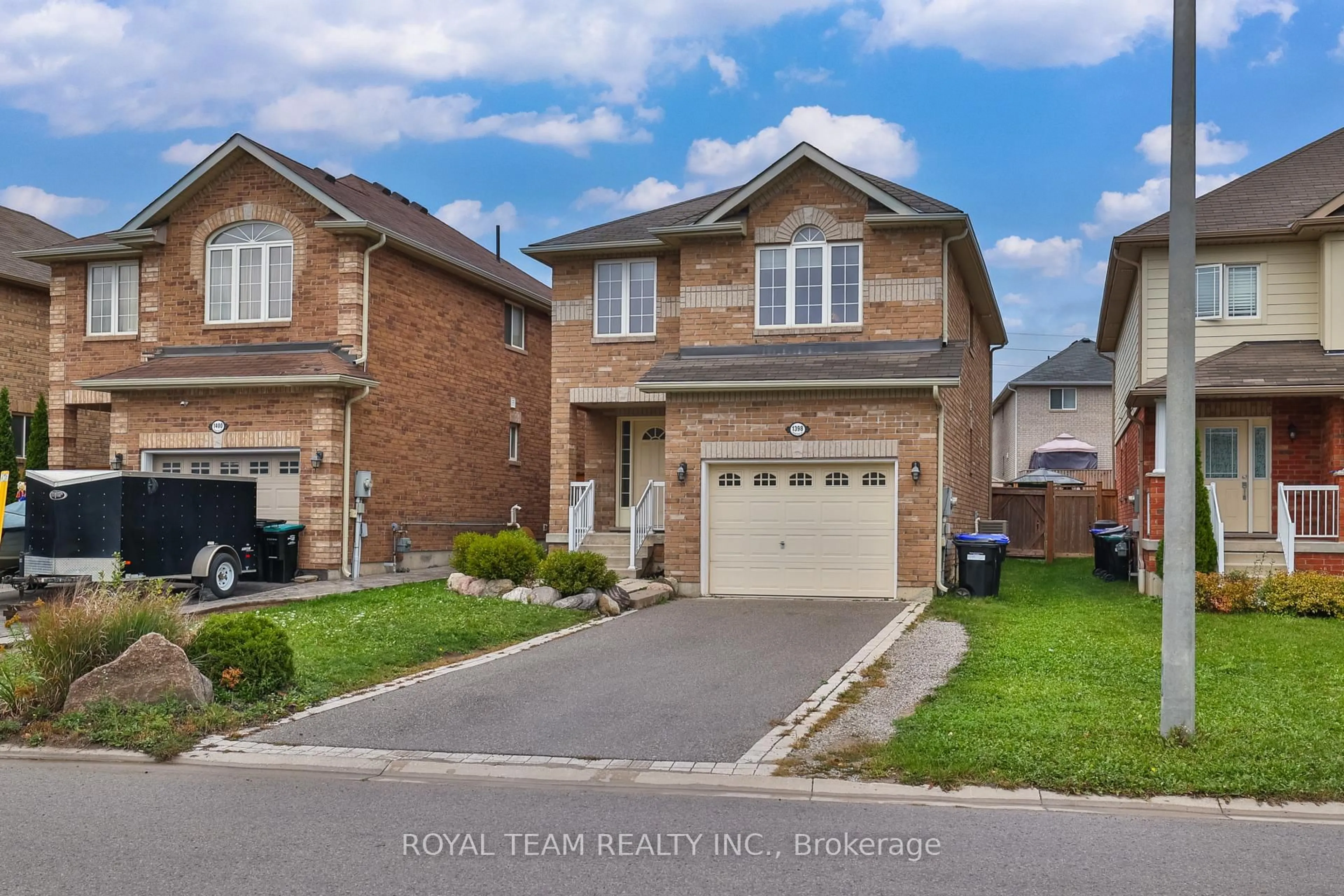 Home with brick exterior material, street for 1398 Hunter St, Innisfil Ontario L9S 4B7