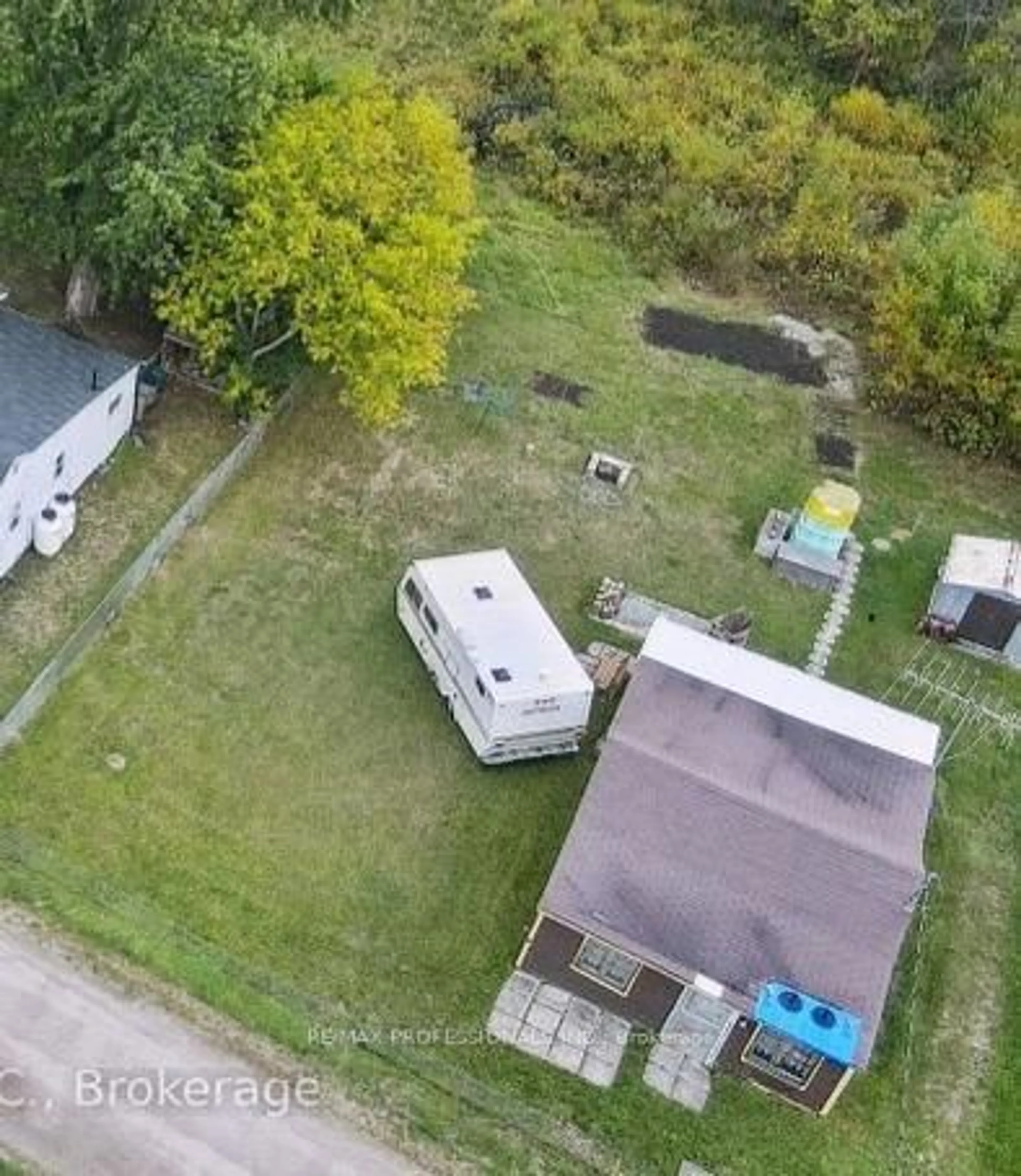 A pic from outside/outdoor area/front of a property/back of a property/a pic from drone, street for 14 Patty Lane, Georgina Ontario L5E 1S0