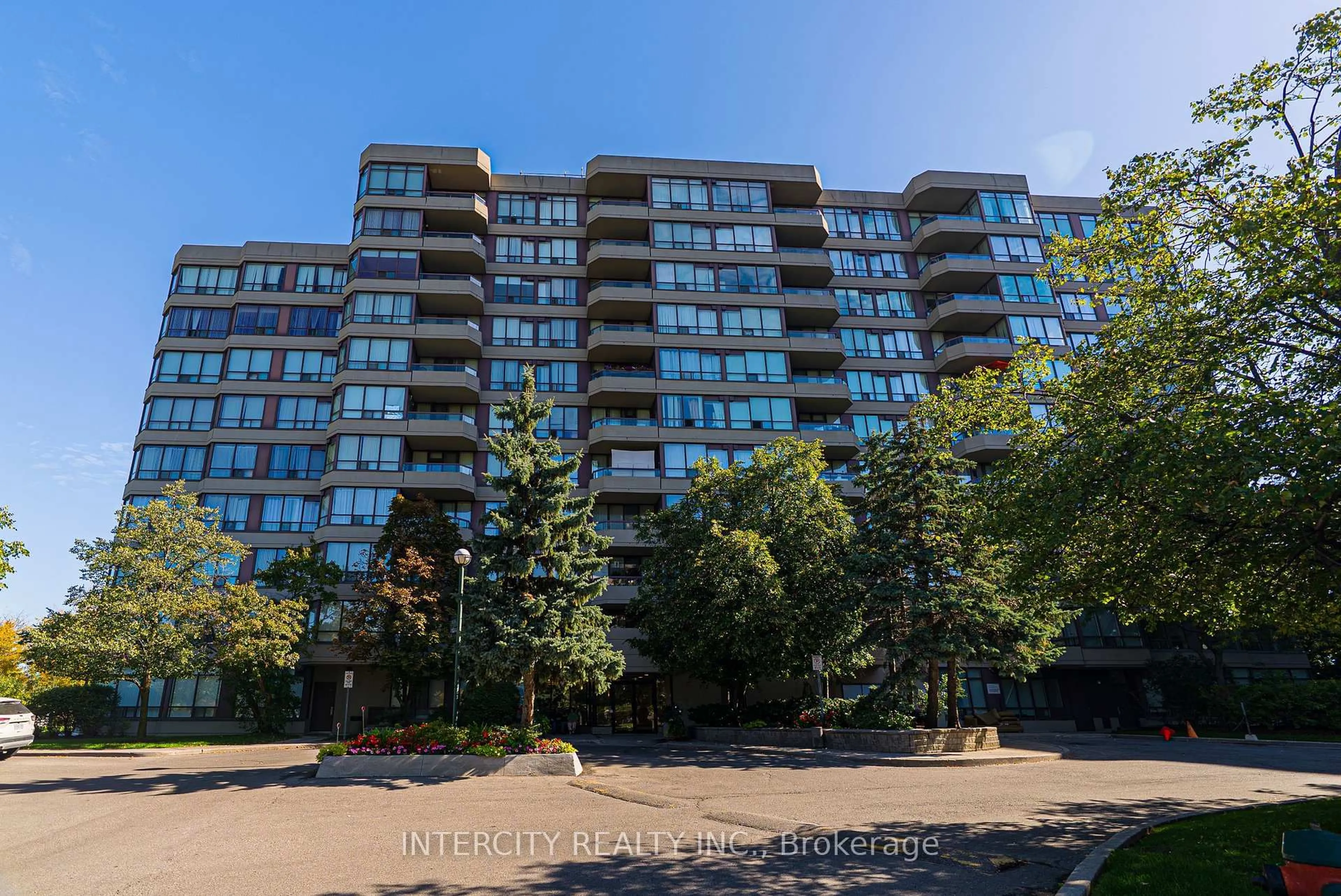 A pic from outside/outdoor area/front of a property/back of a property/a pic from drone, city buildings view from balcony for 81 Townsgate Dr #Ph208, Vaughan Ontario L4J 8E6