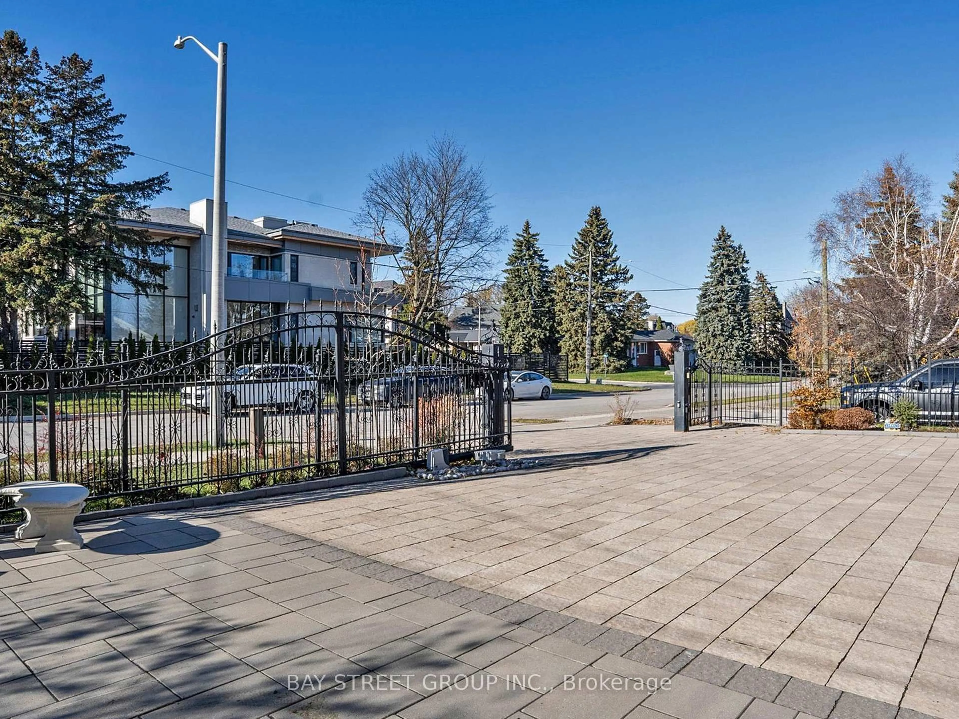 A pic from outside/outdoor area/front of a property/back of a property/a pic from drone, street for 3 Claridge Dr, Richmond Hill Ontario L4C 6G8