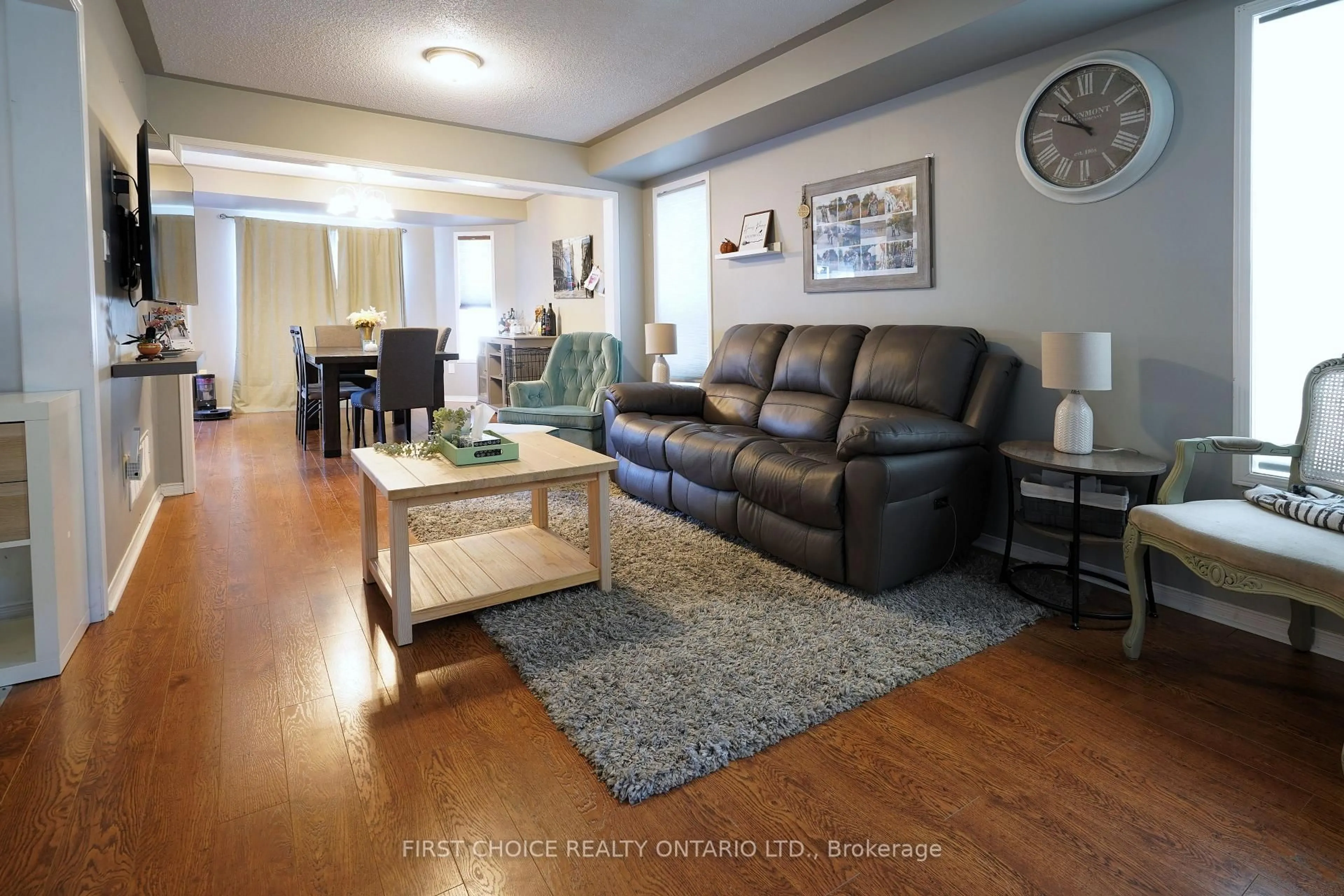 Living room with furniture, wood/laminate floor for 42 Gunning Cres, New Tecumseth Ontario L0G 1W0