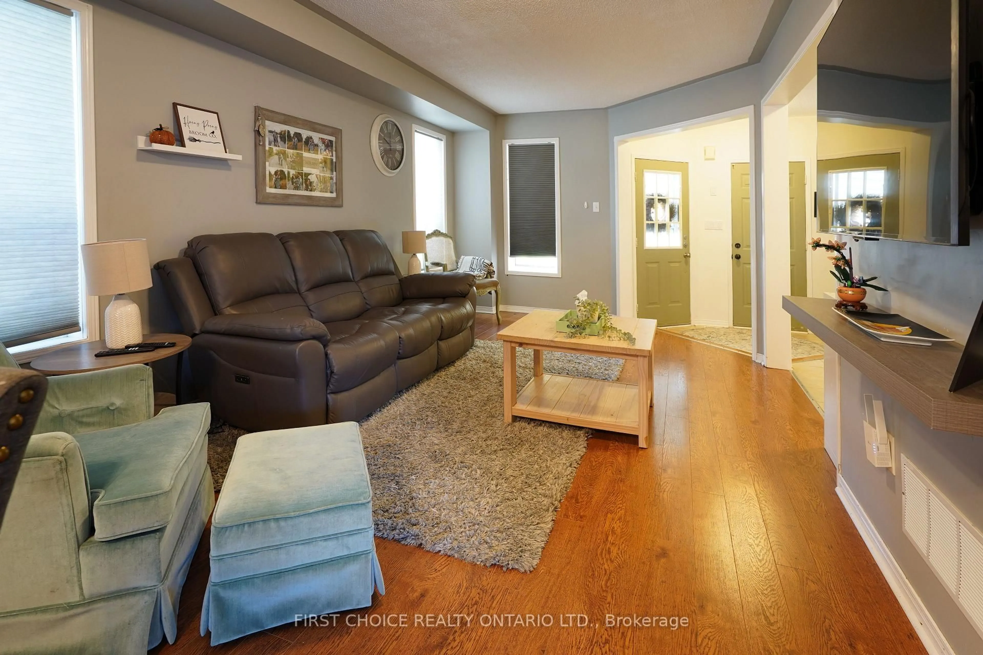 Living room with furniture, wood/laminate floor for 42 Gunning Cres, New Tecumseth Ontario L0G 1W0