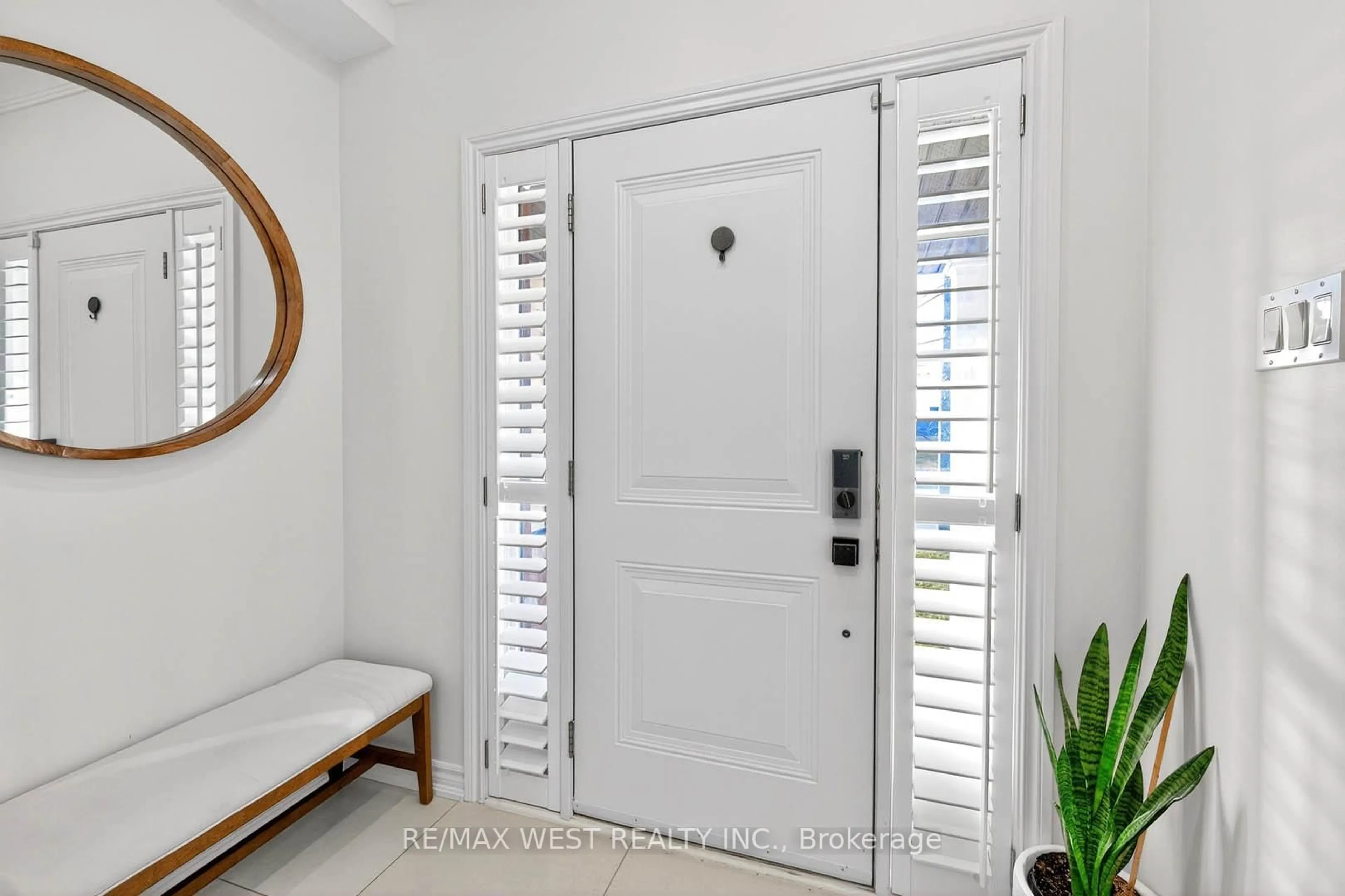 Indoor entryway for 209 King Street South St, New Tecumseth Ontario L9R 0A7