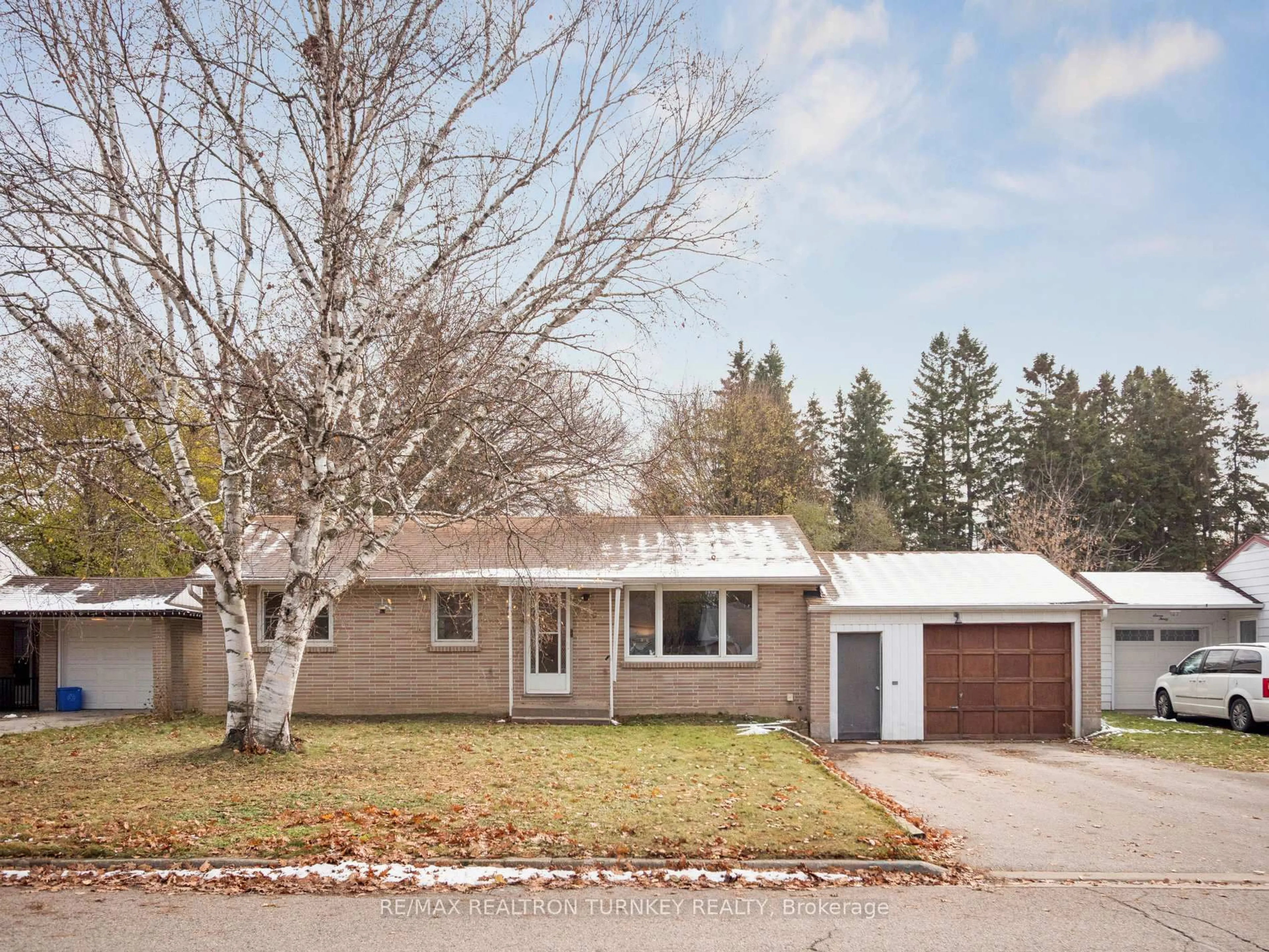 Home with vinyl exterior material, street for 736 Grace St, Newmarket Ontario L3Y 2L3