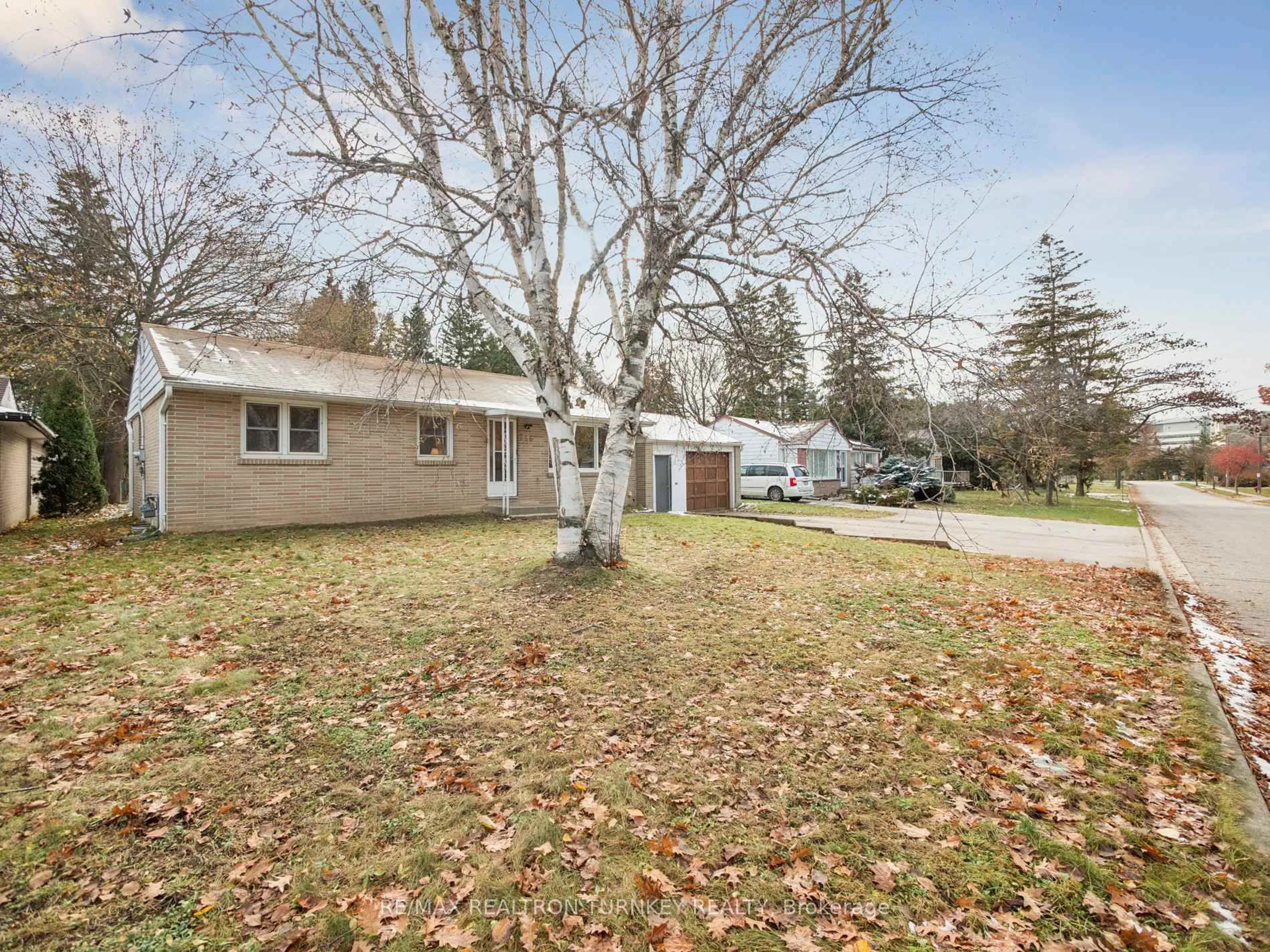 A pic from outside/outdoor area/front of a property/back of a property/a pic from drone, street for 736 Grace St, Newmarket Ontario L3Y 2L3